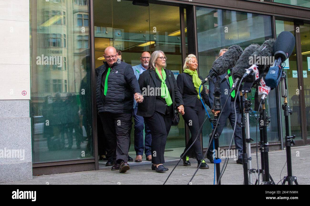 London, England, Großbritannien. 29. September 2022. Harry Dunns Vater Tim DUNN (1. L) und Mutter CHARLOTTE CHARLES (3. L) mit ihren Partnern werden vor dem Amtsgericht von Westminster gesehen. Harry Dunn wurde am 27. August 2019 bei einem Autounfall von Anne Sacoolas, der Frau eines amerikanischen Diplomaten, vor dem US-Militärstützpunkt RAF Croughton in Northamptonshire getötet. Sacoolas nahm per Videolink an der ersten Testsitzung aus den USA Teil. (Bild: © Tayfun Salci/ZUMA Press Wire) Stockfoto