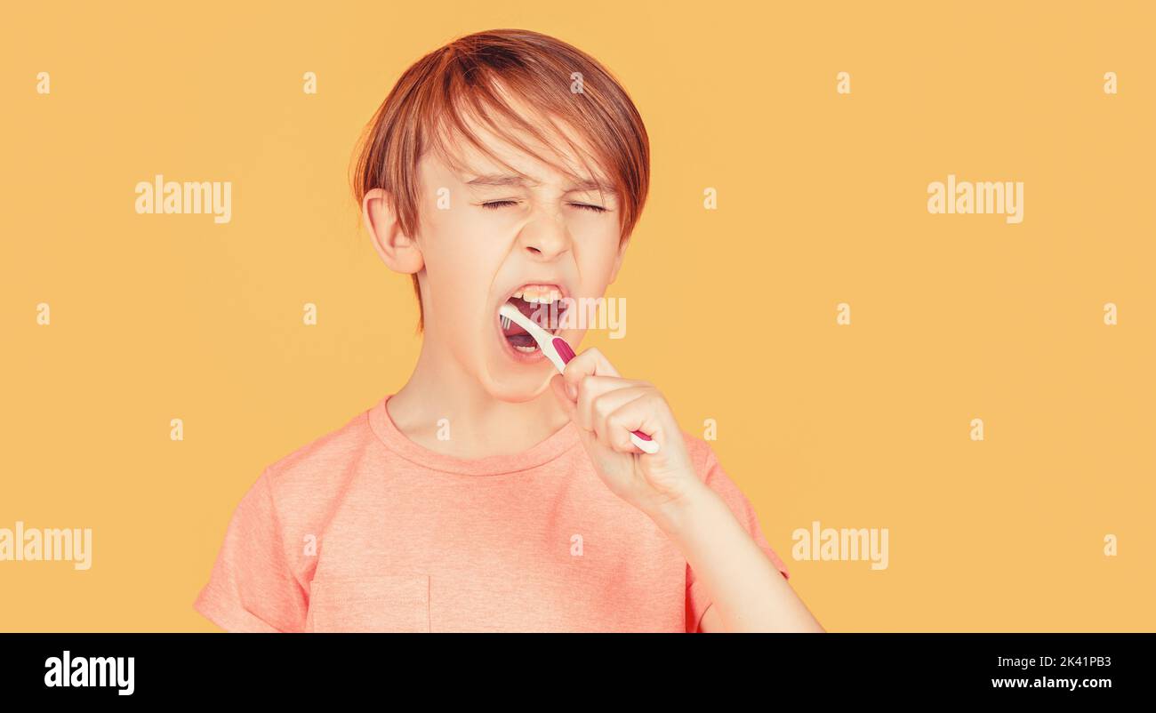 Gesundheit, Zahnhygiene. Kleiner Junge putzt die Zähne mit einer Kinderzahnbürste. Zahnhygiene Stockfoto