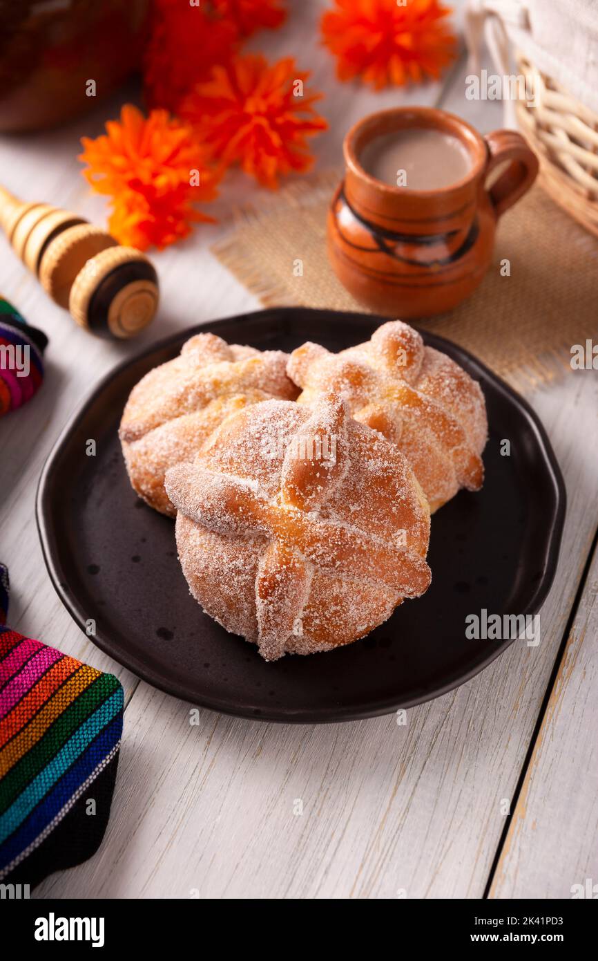 Pan de Muerto. Typisch mexikanisches Süßbrot, das in der Zeit des Todes verzehrt wird. Es ist ein Hauptelement in den Altären und Opfergaben in Stockfoto