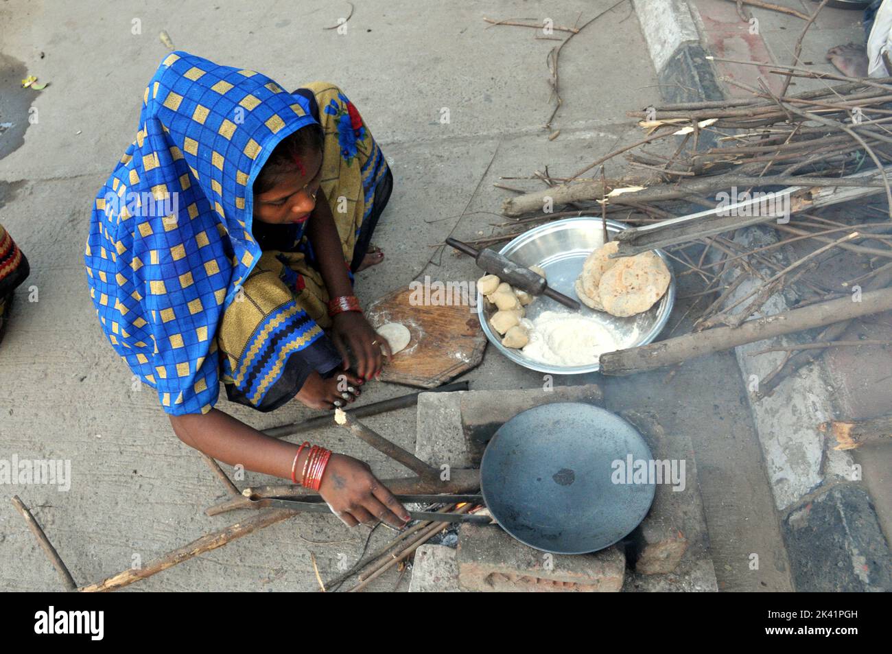 Delhi, Delhi, Indien. 29. September 2022. Die Familie, die am Ufer des Yamuna-Flusses lebte, zog in einem Zelt auf der Straßenseite der Autobahn in einen höheren Boden, inmitten der Gefahr, dass der Wasserstand über die Gefahrenmarke hinaus steigt, an der Ito-Brücke, Wasser, das aus dem Hathnikund-Staudamm freigesetzt wurde, fließt der Yamuna-Fluss über die Gefahrenmarke. Menschen aus tief liegenden Gebieten wurden am Donnerstag in Delhi evakuiert, da der Wasserstand steigt (Foto: © Ravi Batra/ZUMA Press Wire) Stockfoto