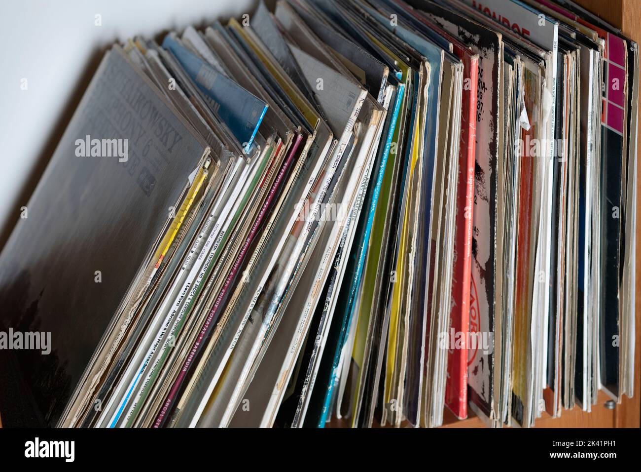 Stapel alter Vinyl-LP-Platten im Regal Stockfoto