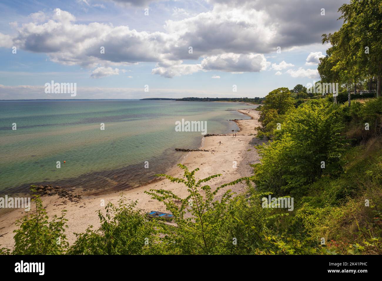 Blick auf den leeren Strand von Munkerup mit Blick auf Dronningmolle, Munkerup, Seeland, Dänemark, Europa Stockfoto