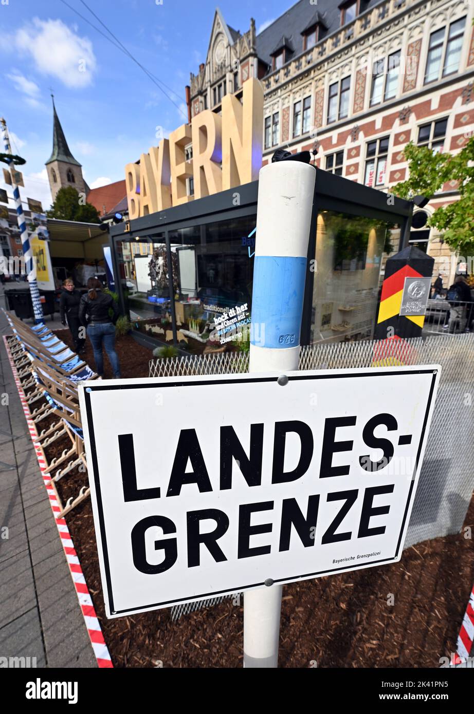 Erfurt, Deutschland. 29. September 2022. Eine Nachbildung der ehemaligen Grenze zwischen Ost und West wird im Pavillon des Freistaates Bayern zum Tag der Deutschen Einheit zu sehen sein. Am ersten Oktoberwochenende veranstaltet der Freistaat Thüringen in seiner Landeshauptstadt Erfurt die zentralen Feierlichkeiten zum Tag der Deutschen Einheit 03,10. Diese haben seit 1990 immer in dem Land stattgefunden, das im entsprechenden Jahr die Präsidentschaft des Bundesrates innehat. Quelle: Martin Schutt/dpa/Alamy Live News Stockfoto