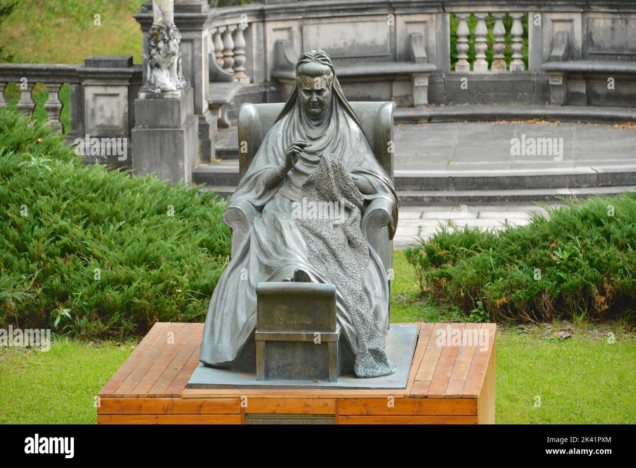 Statue der Königin Elisabeth von Wied, der Königin-Gemahlin Rumäniens, der Frau von König Carol I., bekannt unter ihrem literarischen Namen Carmen Sylva im Hof Stockfoto