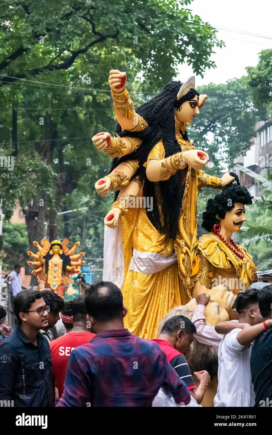 Kalkutta, Indien, 26.. September 2022. Durga Idol wird aus einem Studio in Kumartuli pandalieren. Stockfoto