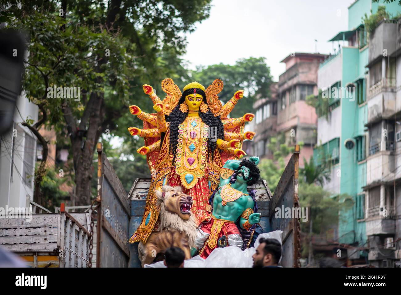 Kalkutta, Indien, 26.. September 2022. Durga Idol wird aus einem Studio in Kumartuli pandalieren. Stockfoto