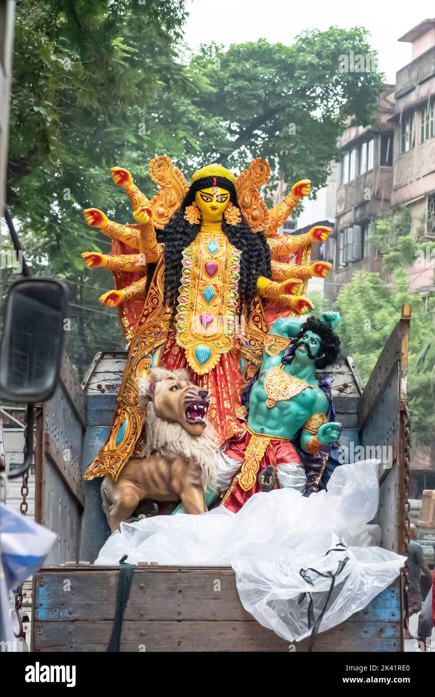 Kalkutta, Indien, 26.. September 2022. Durga Idol wird aus einem Studio in Kumartuli pandalieren. Stockfoto