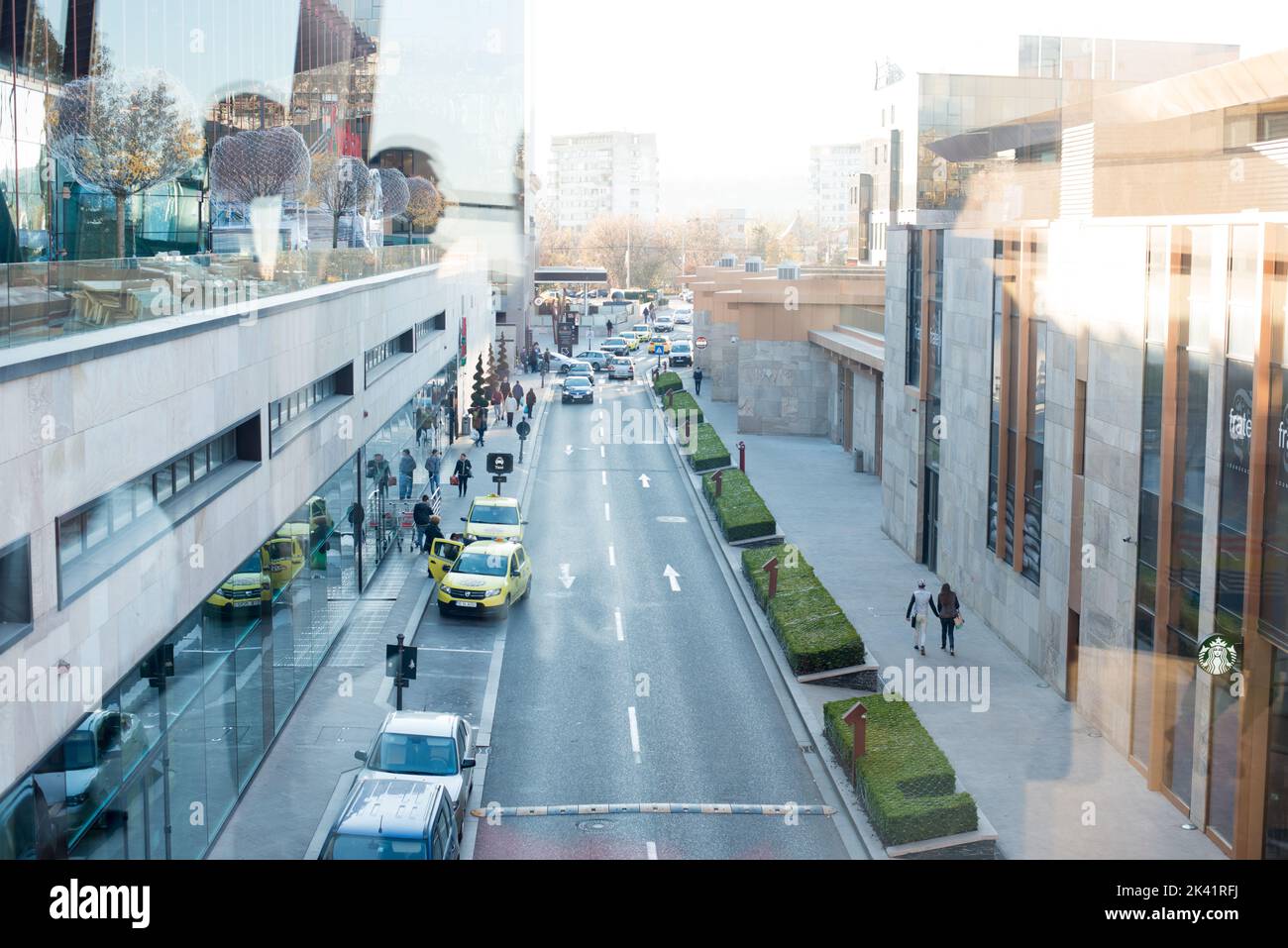 Menschen, die vor dem Palace Mall Iasi in Rumänien spazieren Stockfoto