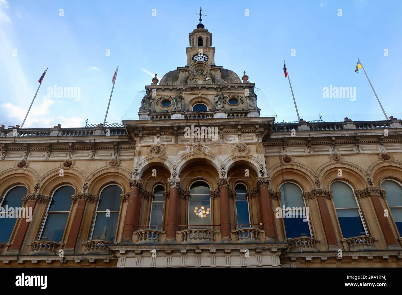 Ipswich, Suffolk, Großbritannien - 29. September 2022 : strahlender sonniger Herbstnachmittag im Stadtzentrum. Rathaus, Cornhill. Stockfoto
