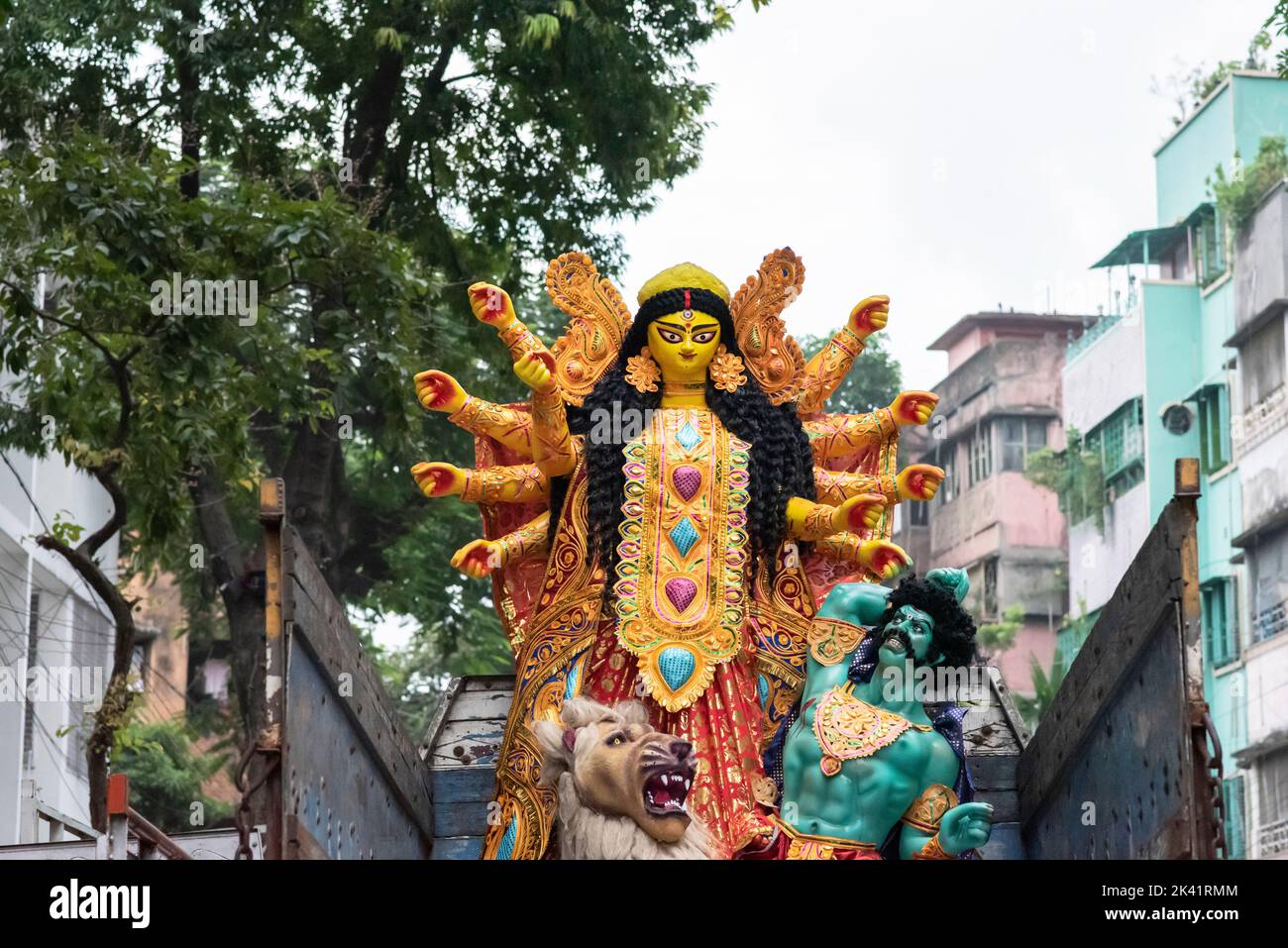 Kalkutta, Indien, 26.. September 2022. Durga Idol wird aus einem Studio in Kumartuli pandalieren. Stockfoto