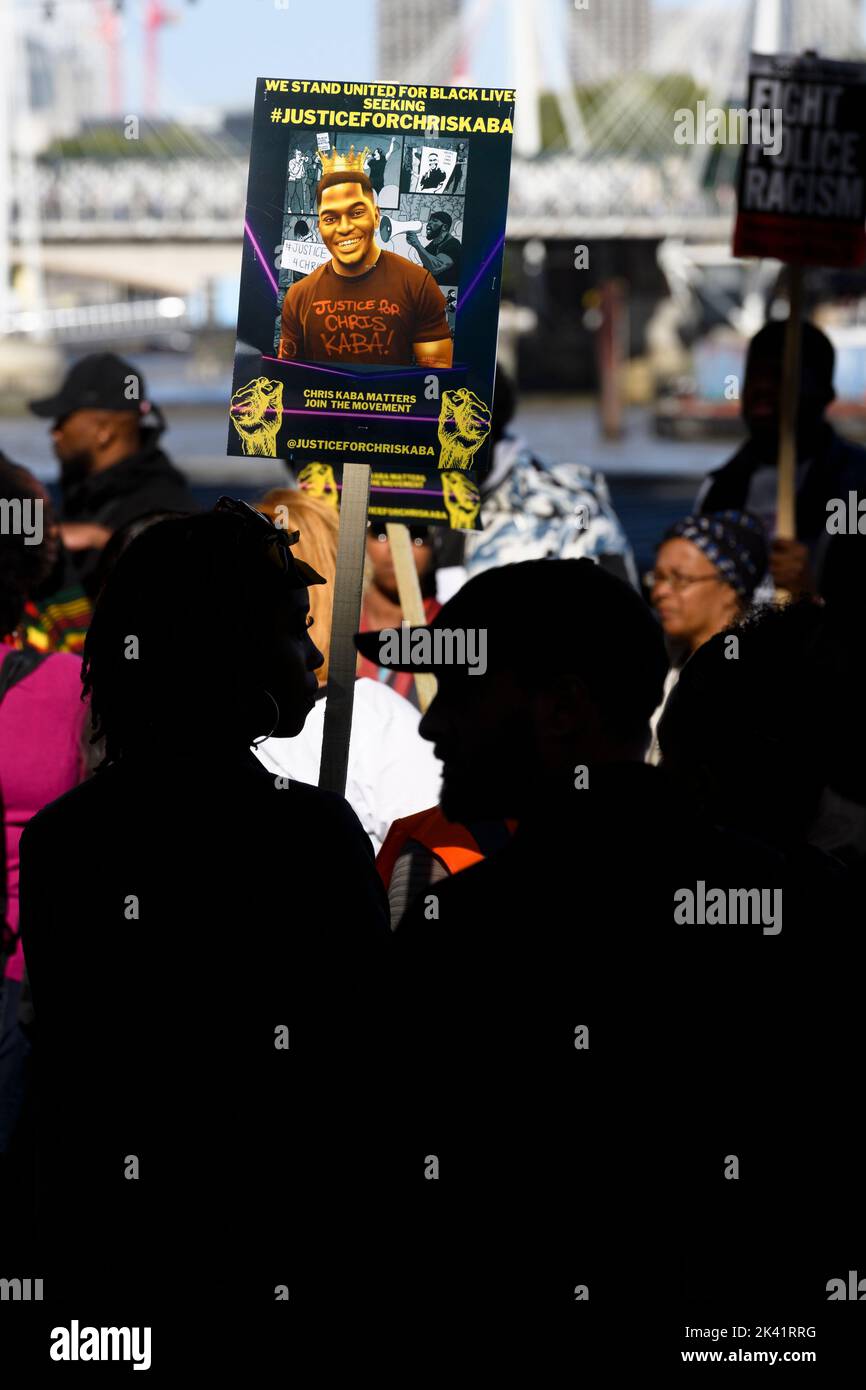 Ein Protest vor New Scotland Yard gegen den Tod von Chris Kaba, einem unbewaffneten schwarzen Mann, der von einem Polizisten getötet wurde. Die Dreharbeiten erfolgen Stockfoto