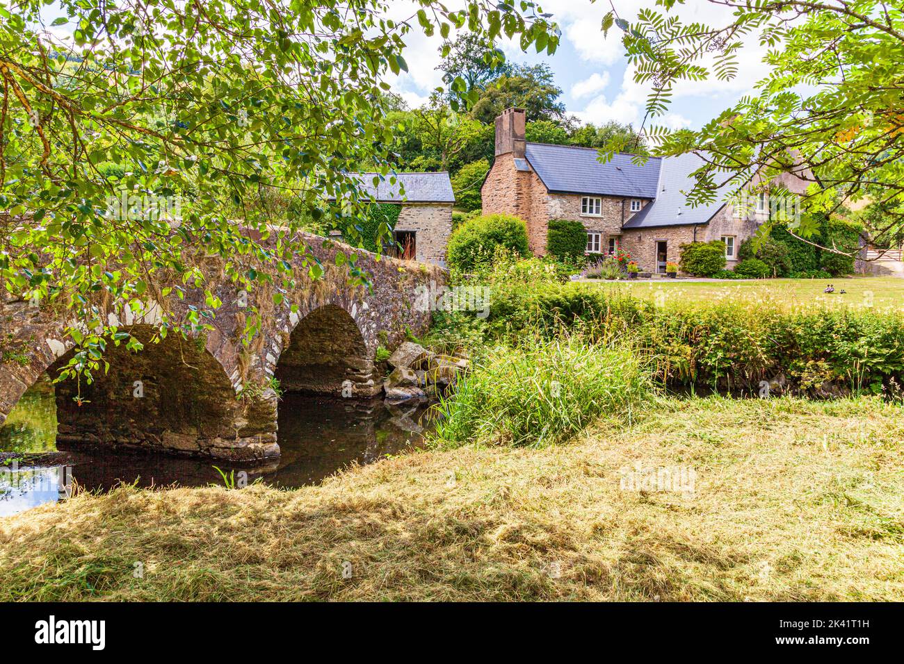 Edbrooke House und Edbrooke Bridge eine Packhorse-Brücke über den Fluss exe., möglicherweise mittelalterlich, aber im Jahr C18 in der Nähe von Winsford, Somerset UK, wieder aufgebaut Stockfoto