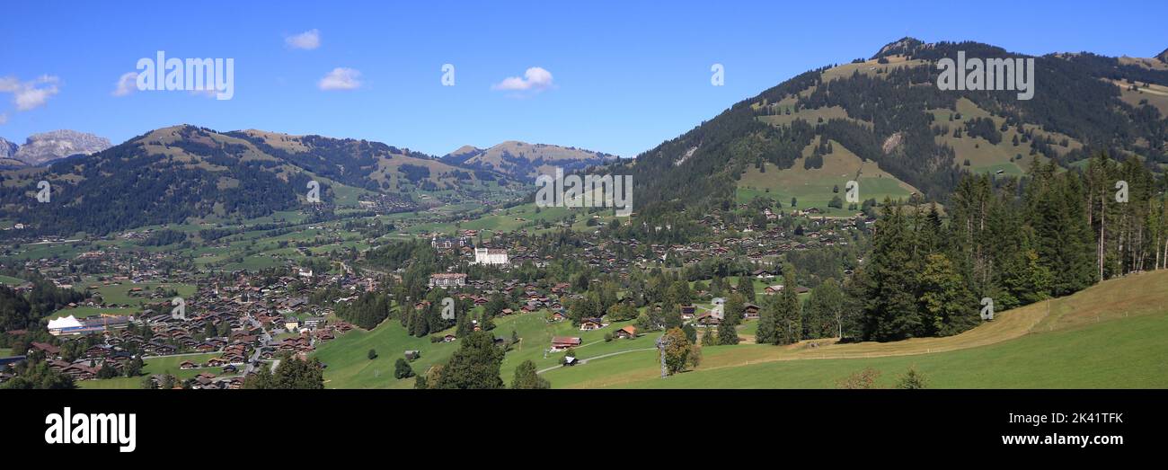 Bergdorf und Ferienort Gstaad im Spätsommer. Stockfoto