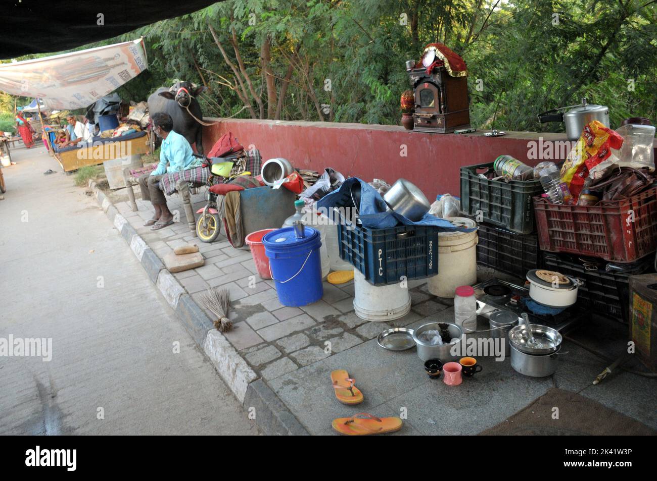 Delhi, Delhi, Indien. 29. September 2022. Die Familie, die am Ufer des Yamuna-Flusses lebte, zog in einem Zelt auf der Straßenseite der Autobahn in einen höheren Boden, inmitten der Gefahr, dass der Wasserstand über die Gefahrenmarke hinaus steigt, an der Ito-Brücke, Wasser, das aus dem Hathnikund-Staudamm freigesetzt wurde, fließt der Yamuna-Fluss über die Gefahrenmarke. Menschen aus tief liegenden Gebieten wurden am Donnerstag in Delhi evakuiert, da der Wasserstand steigt (Foto: © Ravi Batra/ZUMA Press Wire) Stockfoto