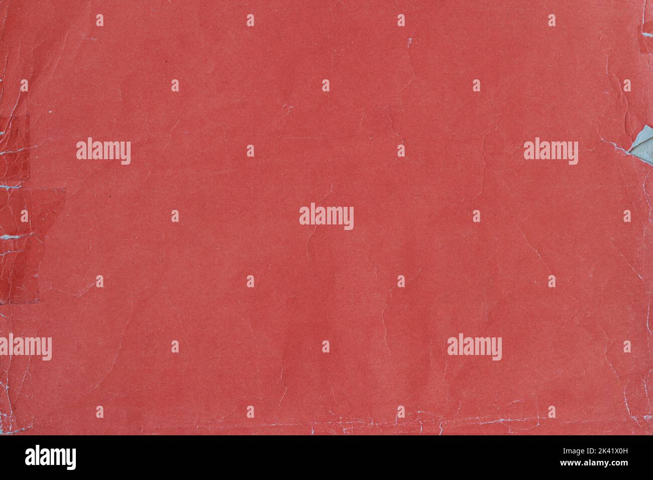 Gealterte und abgenutzte rote Papiertextur, schmutzige Oberfläche mit Flecken, Kratzer. Vintage-Hintergrund Stockfoto
