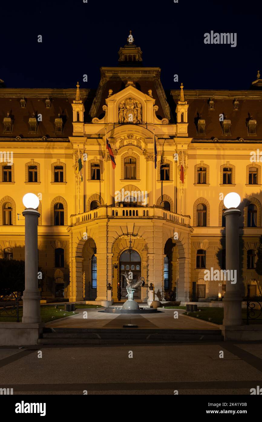 Das Hauptgebäude der Universität Ljubljana bei Nacht in der Stadt Ljubljana, Slowenien. Stockfoto