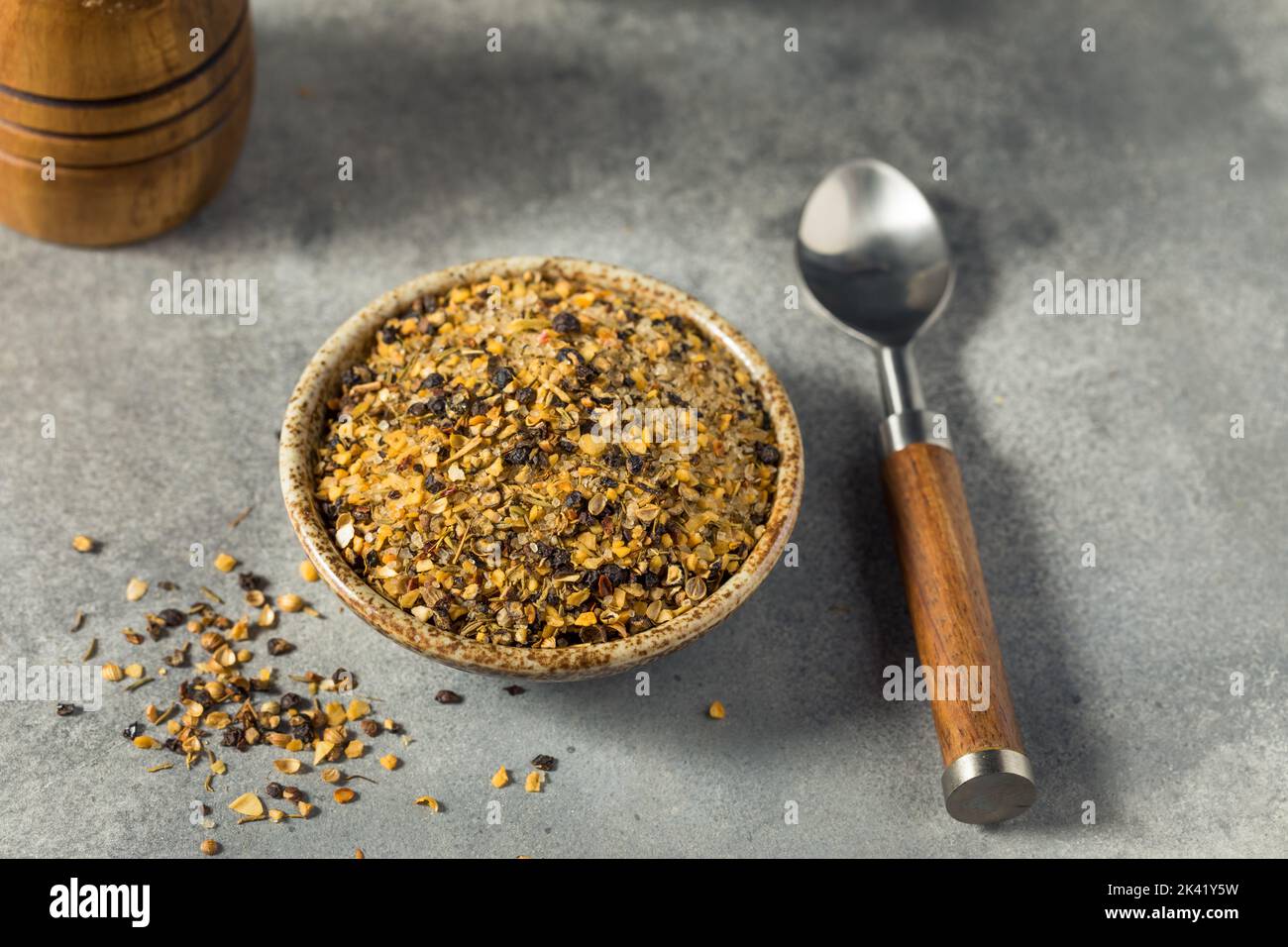 Trocken hausgemachter Grill BBQ Rub in einer Schüssel Stockfoto