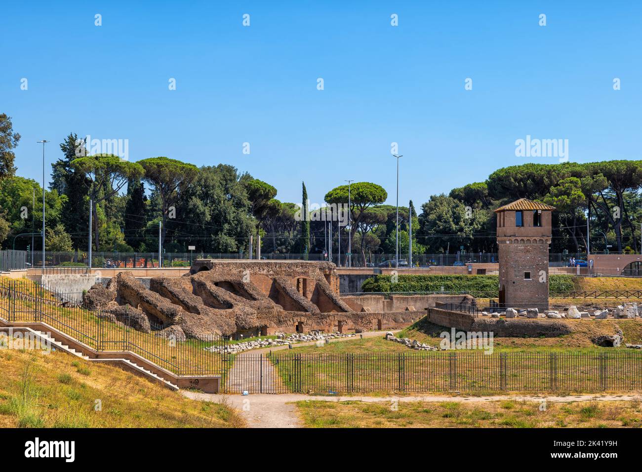 Circus Maximus (Circo Massimo) archäologischen Bereich, alte Stadionruinen und mittelalterlichen Turm von Moletta in der Stadt Rom, Italien Stockfoto