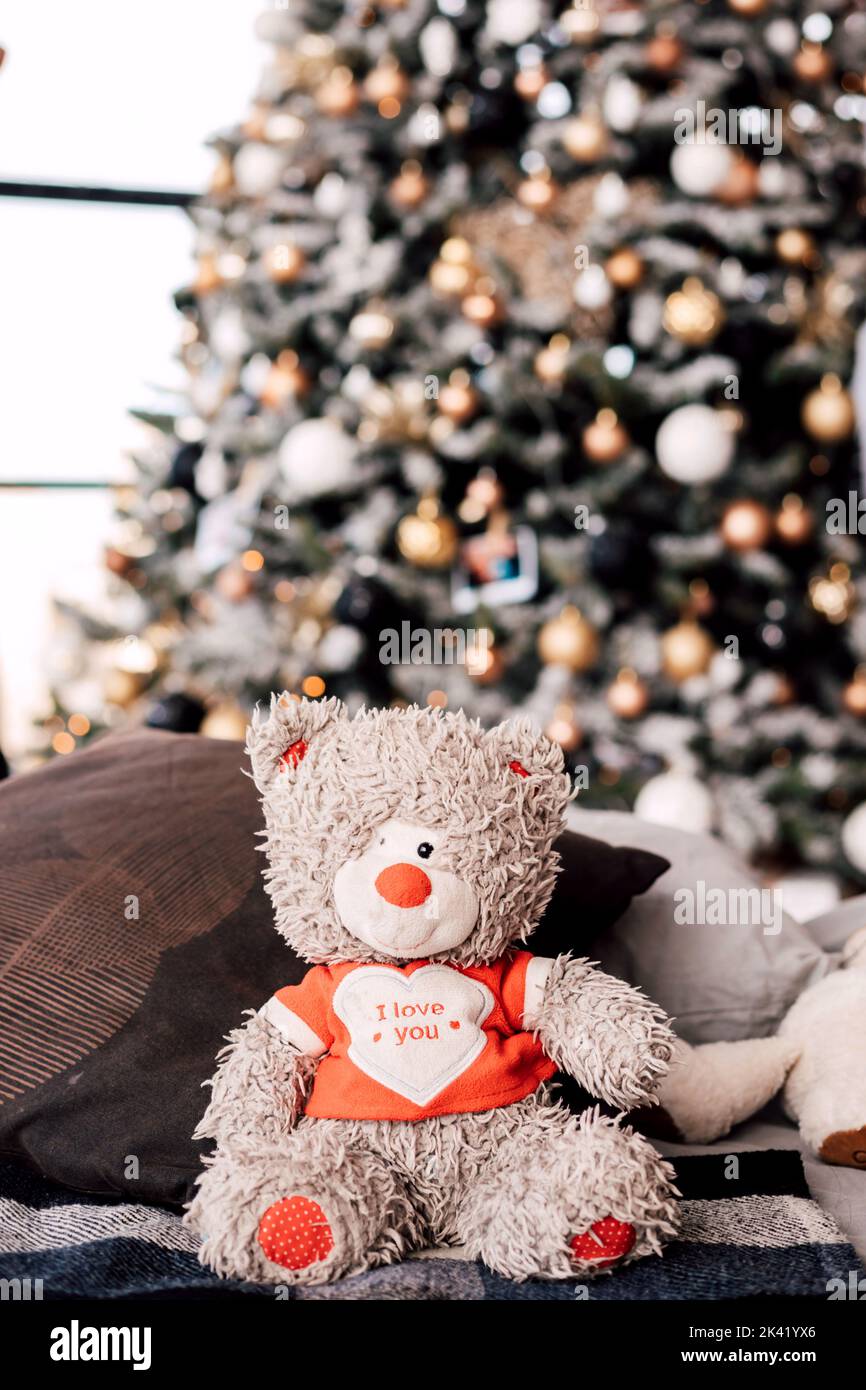 Teddybär auf der Couch Liebe Neujahr Stockfoto