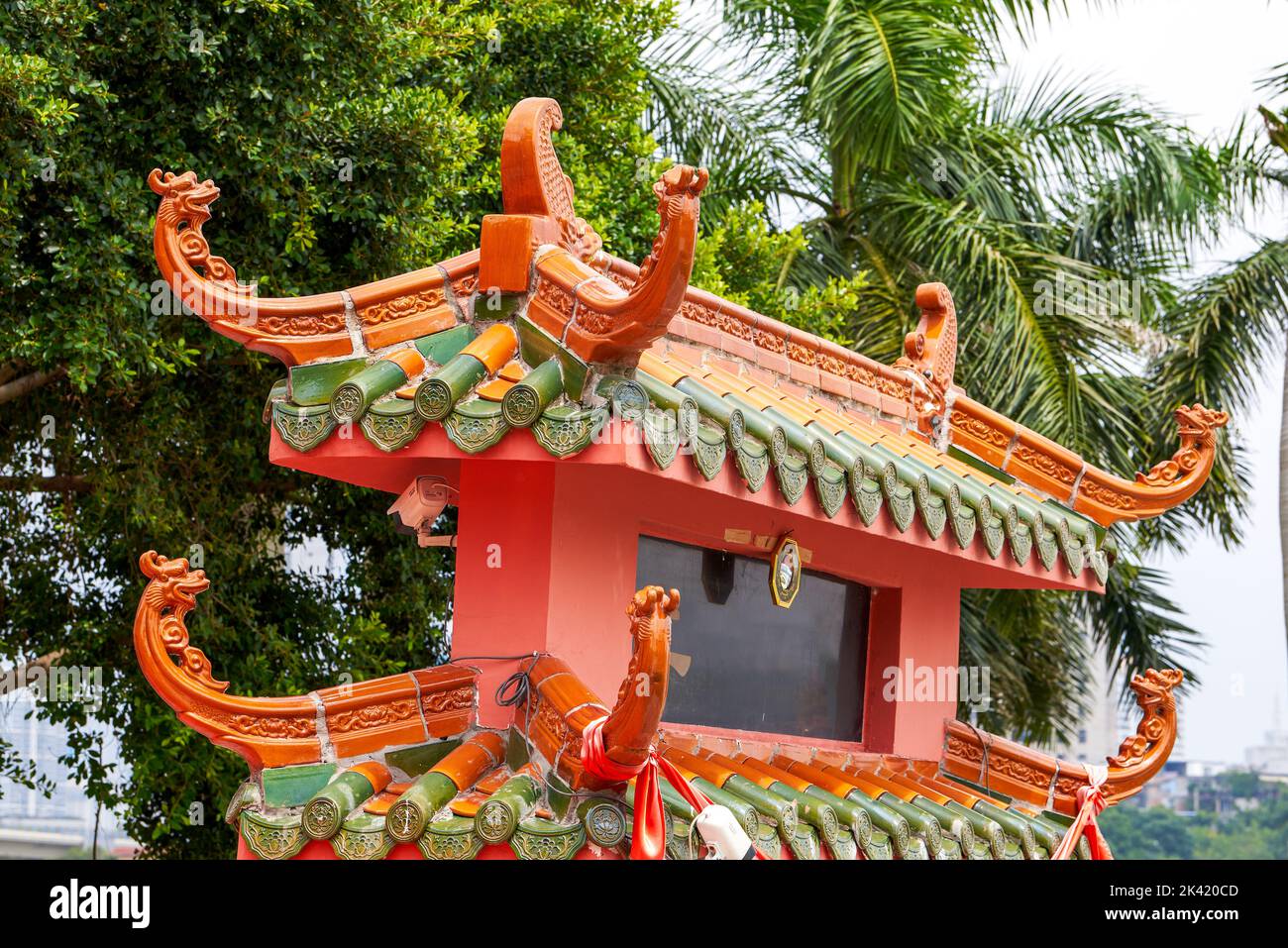 Ein traditionelles chinesisches Landtempelgebäude am Fluss Stockfoto