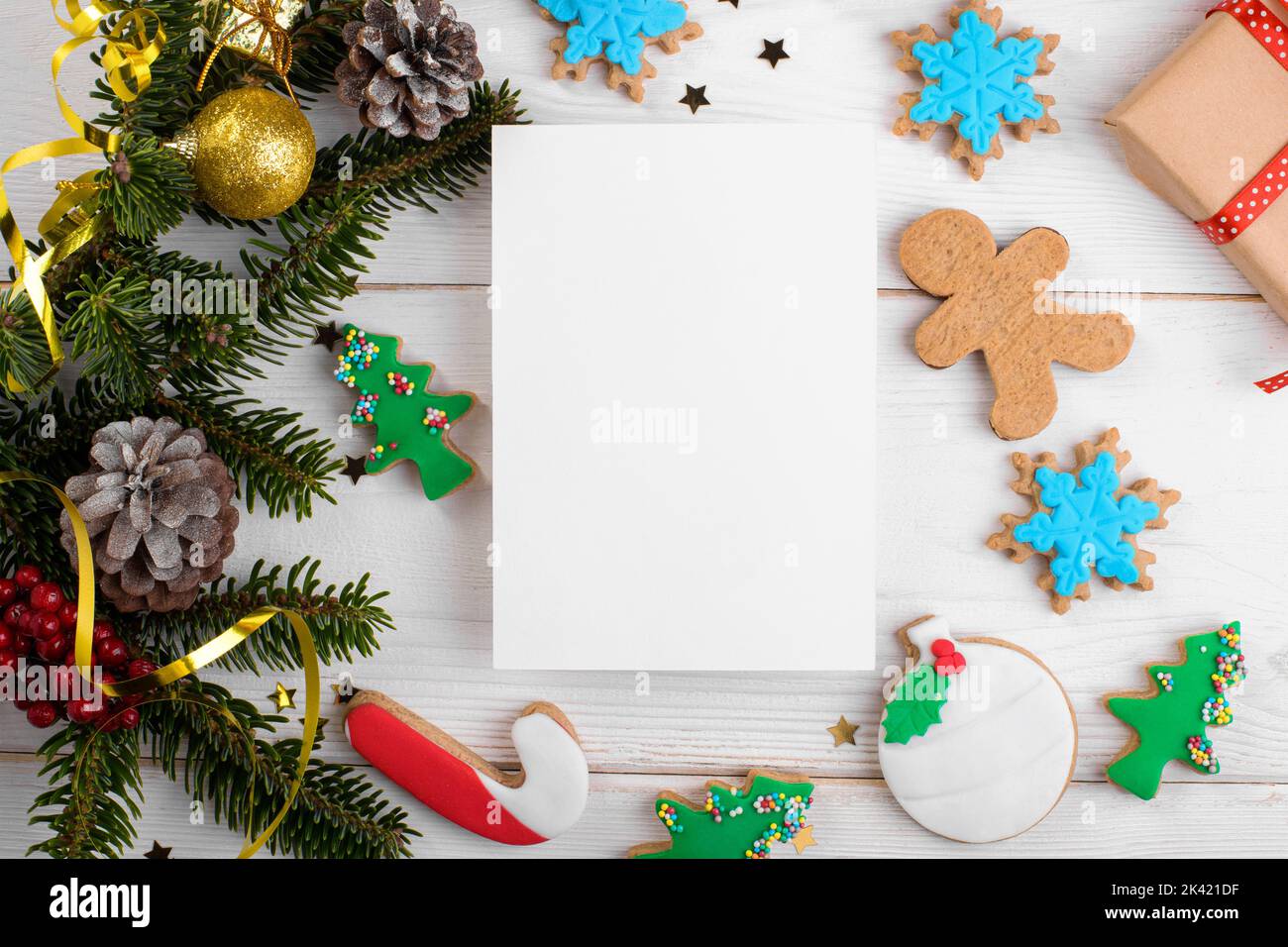 Weihnachten 5x7 Karte Mockup Vorlage mit Weihnachten Lebkuchen Tannenzweige auf weißem Holzhintergrund Stockfoto