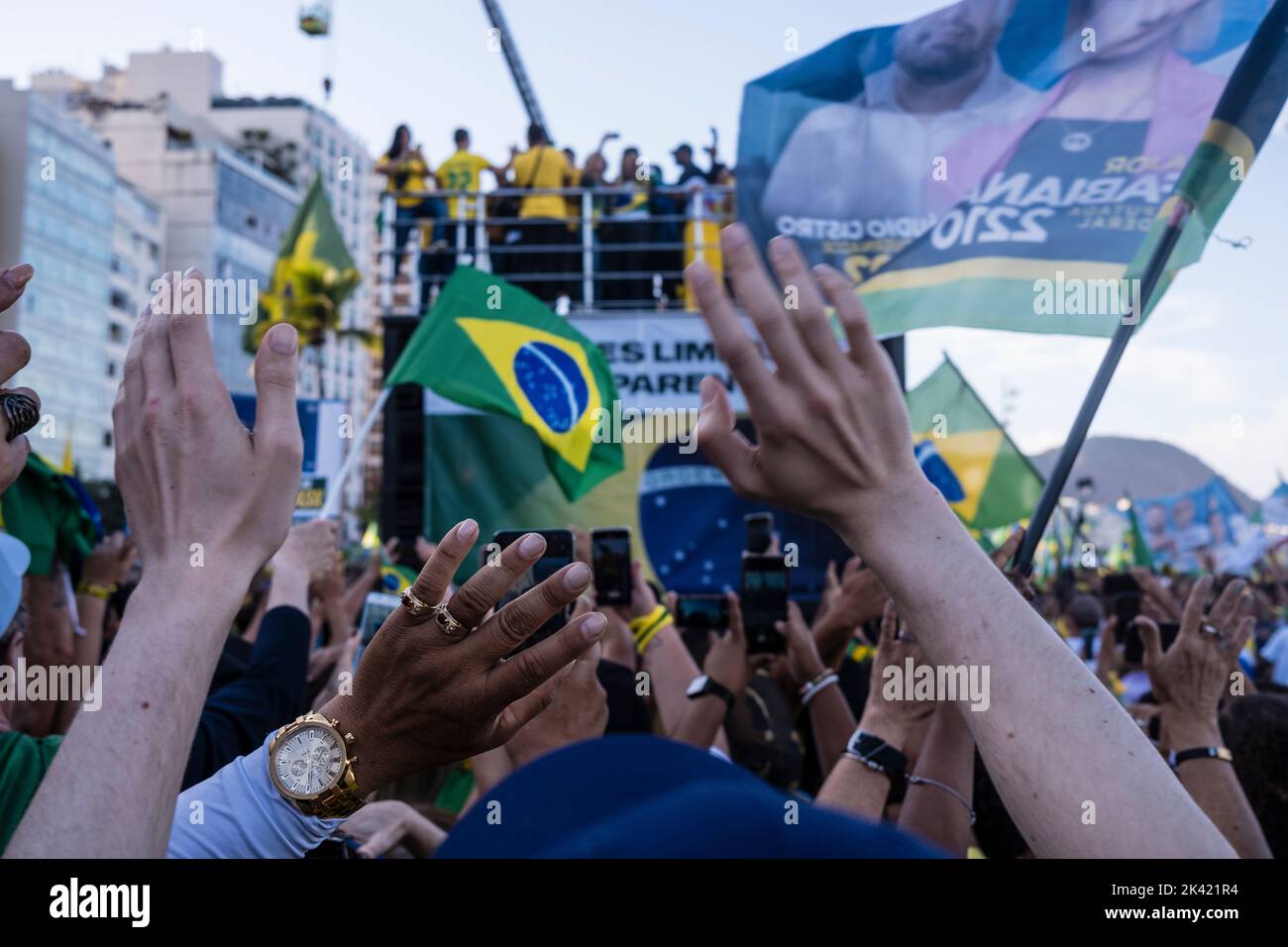 Bolsonaros Anhänger veranstalten am Tag der Feier der 200-jährigen Unabhängigkeit Brasiliens eine politische Demonstration am Strand von Coabba. Stockfoto