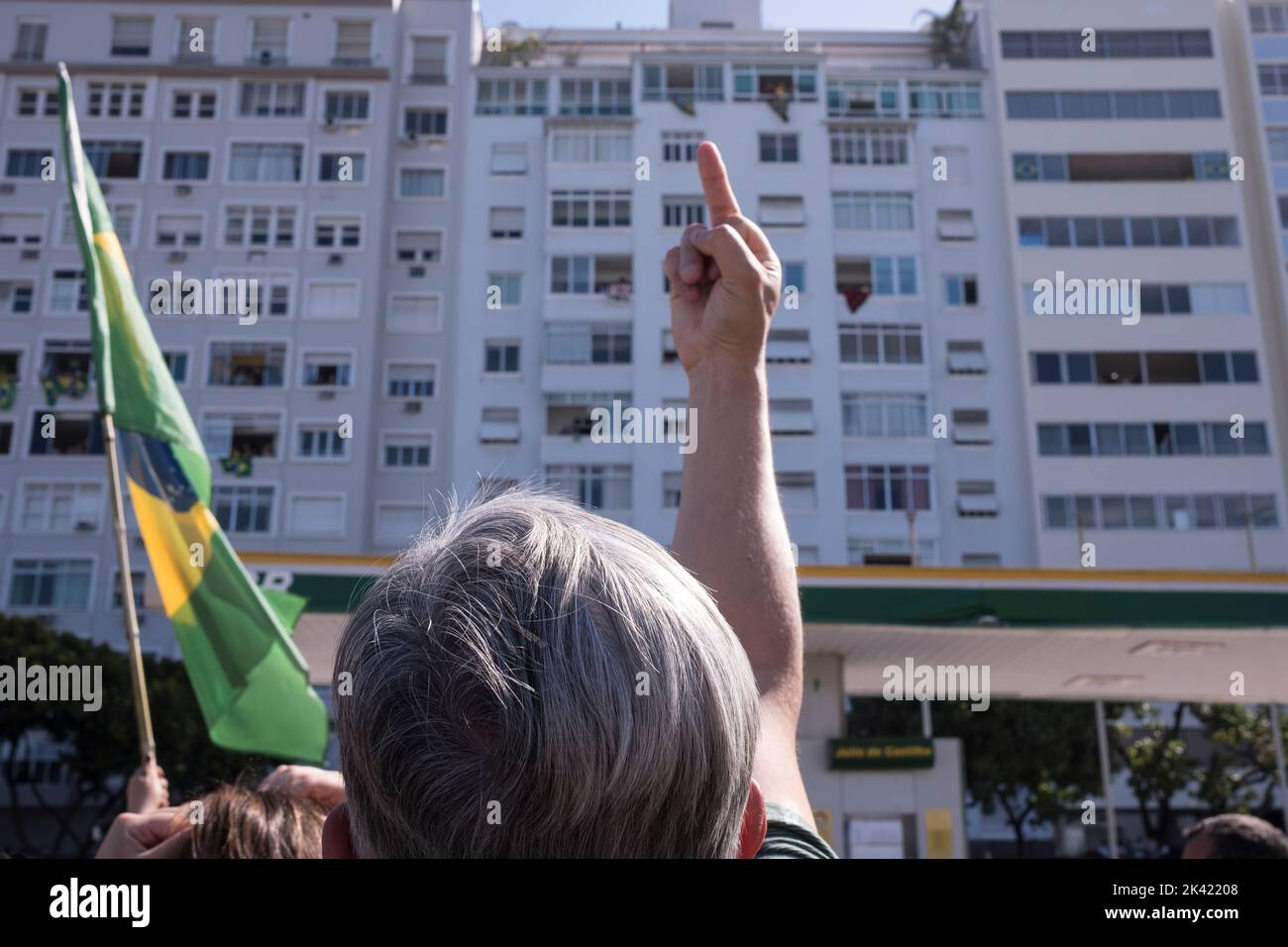 Bolsonaros Anhänger veranstalten am Tag der Feier der 200-jährigen Unabhängigkeit Brasiliens eine politische Demonstration am Strand von Coabba. Demonstrator beleidigt und verflucht Bewohner, die Sympathie für Präsidentschaftskandidat Luis Inácio Lula da Silva zum Ausdruck gebracht Stockfoto