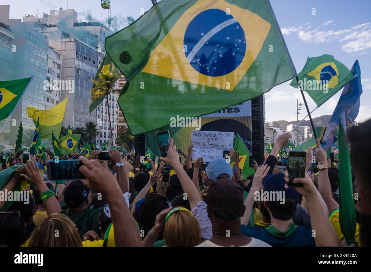 Bolsonaros Anhänger veranstalten am Tag der Feier der 200-jährigen Unabhängigkeit Brasiliens eine politische Demonstration am Strand von Coabba. Stockfoto