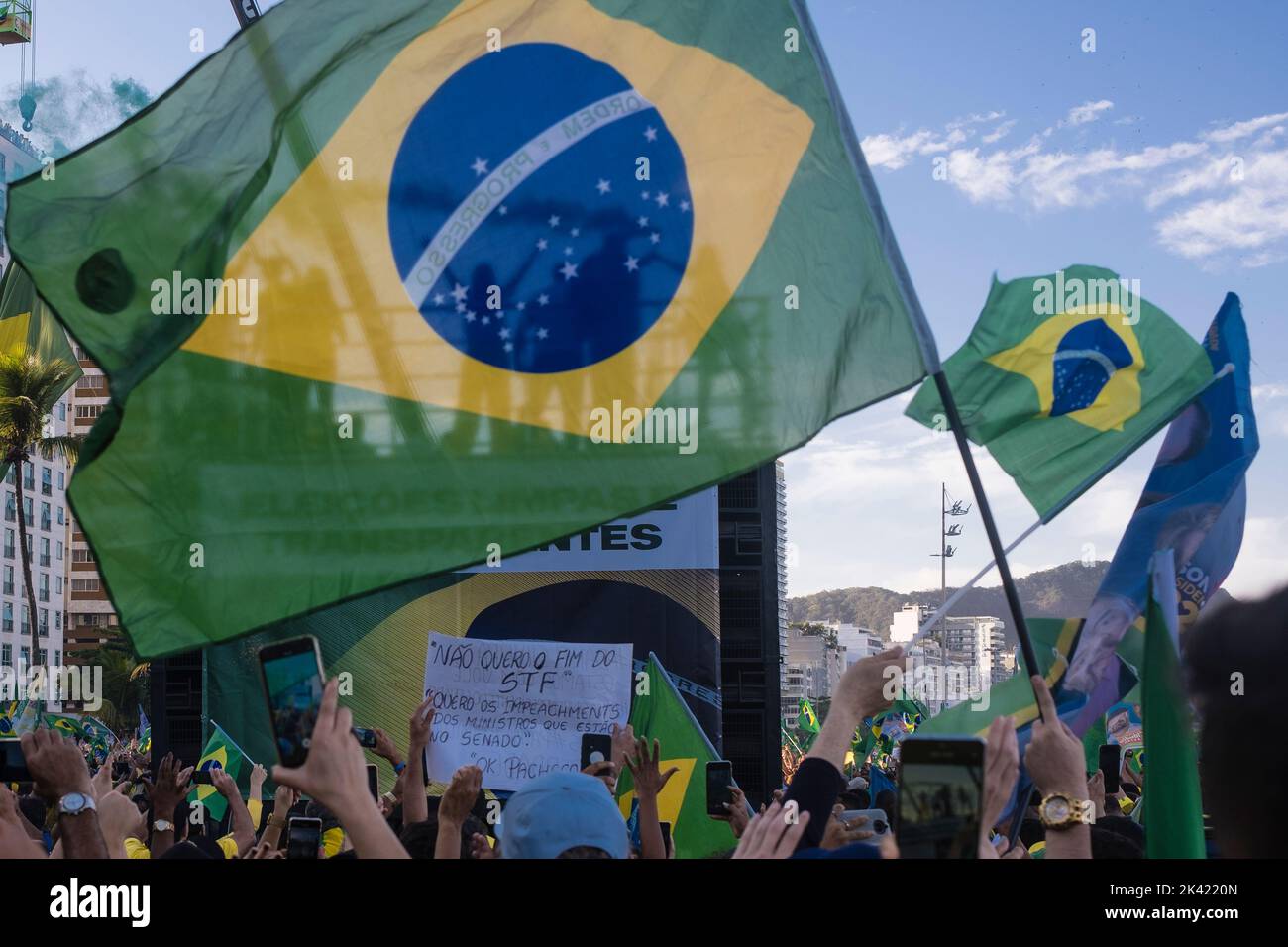 Bolsonaros Anhänger veranstalten am Tag der Feier der 200-jährigen Unabhängigkeit Brasiliens eine politische Demonstration am Strand von Coabba. Stockfoto