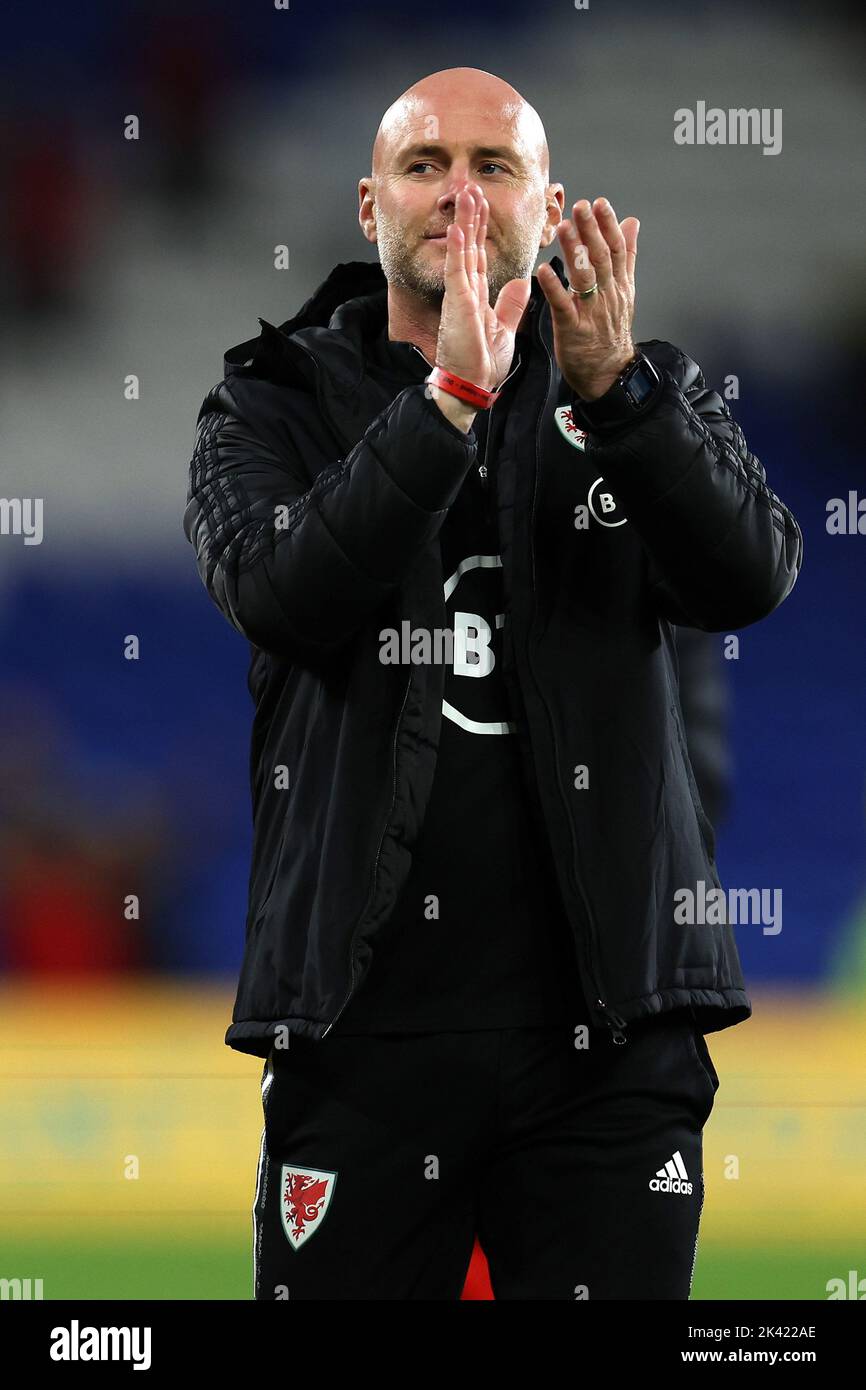 Rob Page, der Cheftrainer/Manager der walisischen Fußballmannschaft, applaudiert den Fans nach dem Spiel. UEFA Nations League, Spiel der Gruppe D, Wales gegen Polen beim C Stockfoto