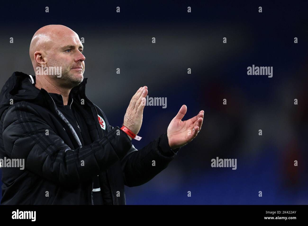 Rob Page, der Cheftrainer/Manager der walisischen Fußballmannschaft, applaudiert den Fans nach dem Spiel. UEFA Nations League, Spiel der Gruppe D, Wales gegen Polen beim C Stockfoto