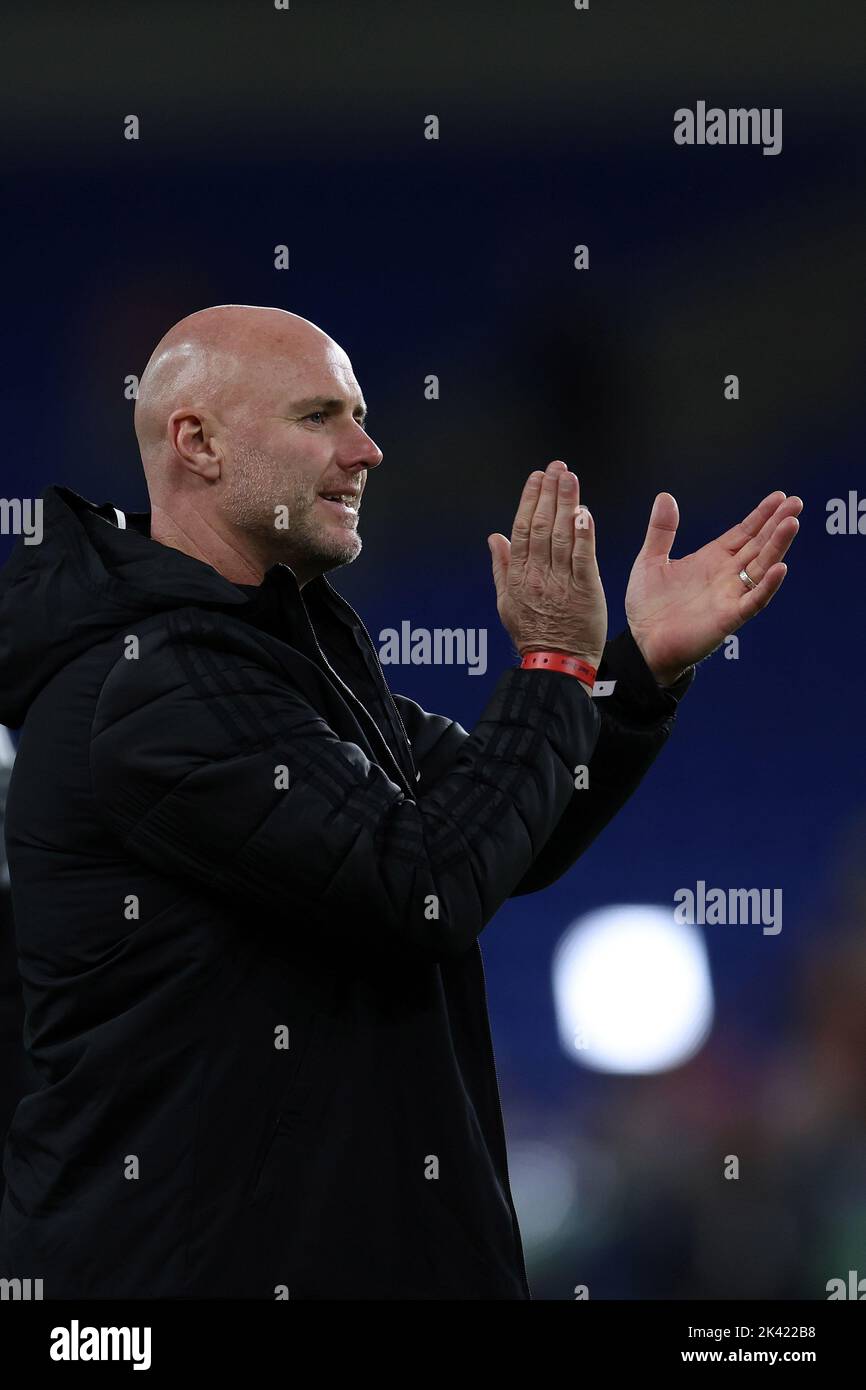 Rob Page, der Cheftrainer/Manager der walisischen Fußballmannschaft, applaudiert den Fans nach dem Spiel. UEFA Nations League, Spiel der Gruppe D, Wales gegen Polen beim C Stockfoto