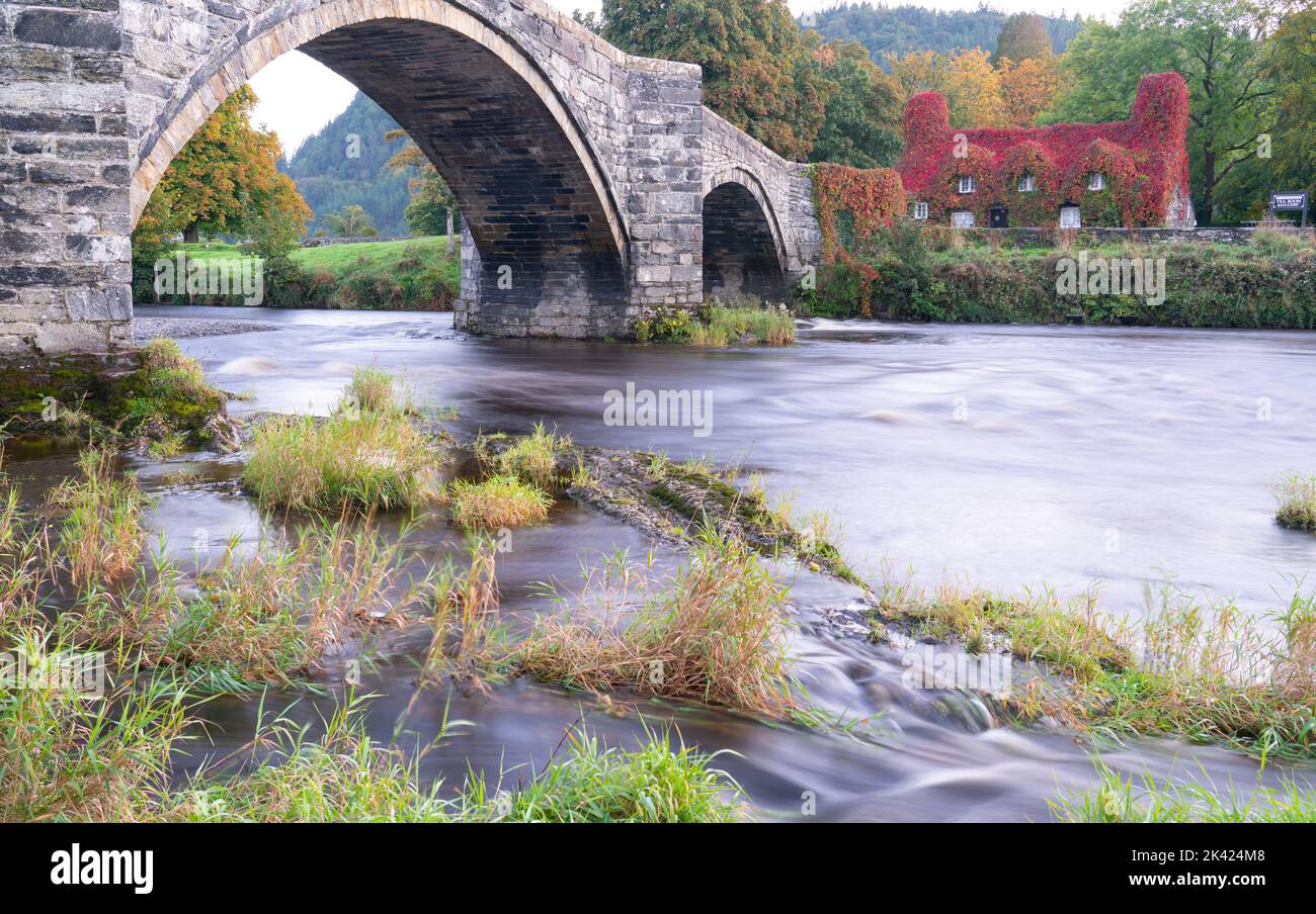 TU Hwnt I'r Afon Tea Rooms am River Conwy in Llanrwst, Nordwales. Bild aufgenommen im September 2022. Stockfoto