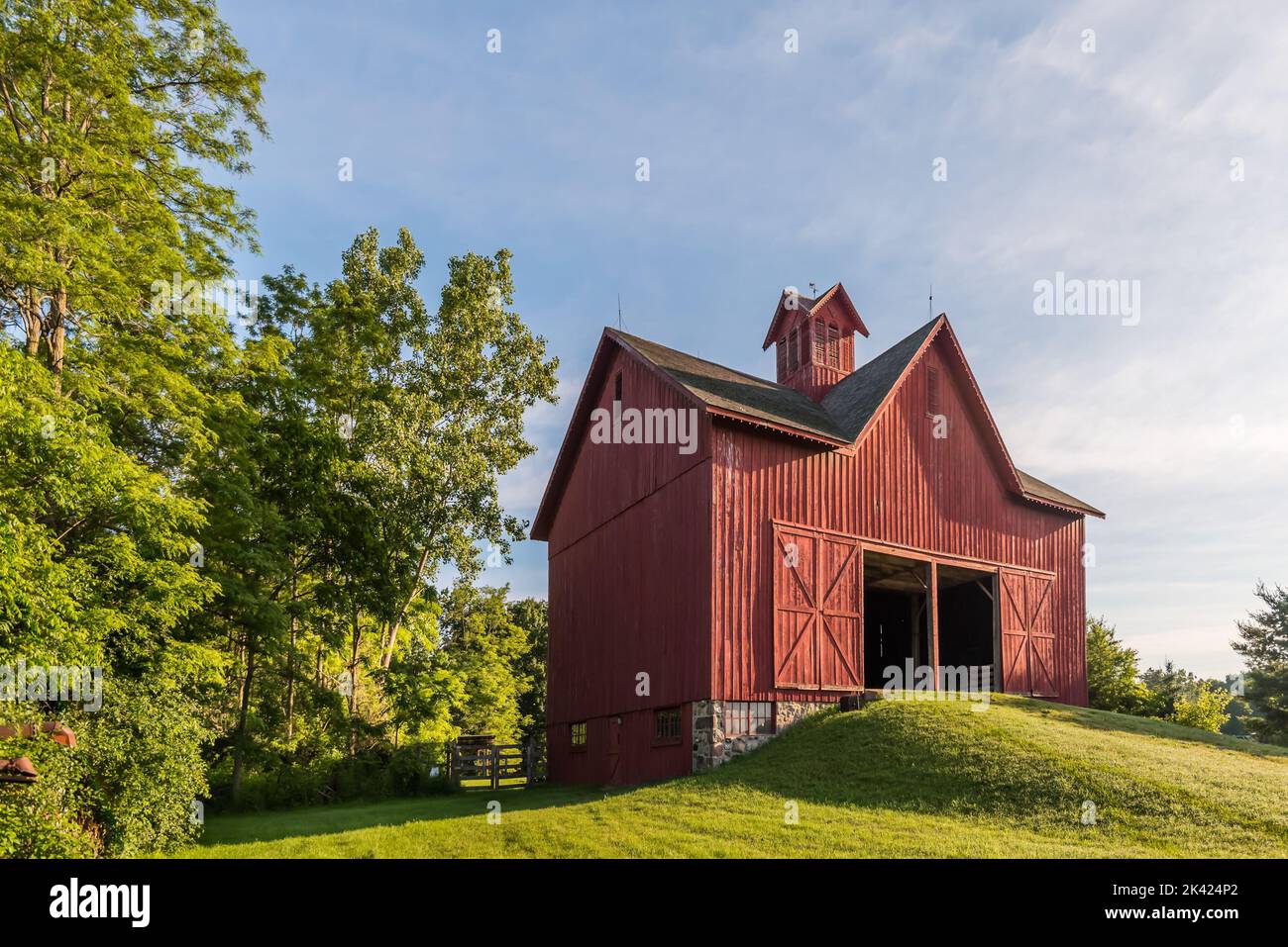 FLINT, MI/USA - 22. JUNI 2019: Calkins Barn, Sloan Museum Auto Fair, Crossroads Village, in der Nähe von Flint, Michigan. Stockfoto