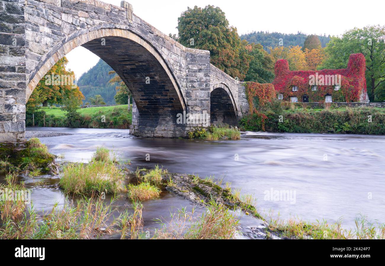 TU Hwnt I'r Afon Tea Rooms am River Conwy in Llanrwst, Nordwales. Bild aufgenommen im September 2022. Stockfoto