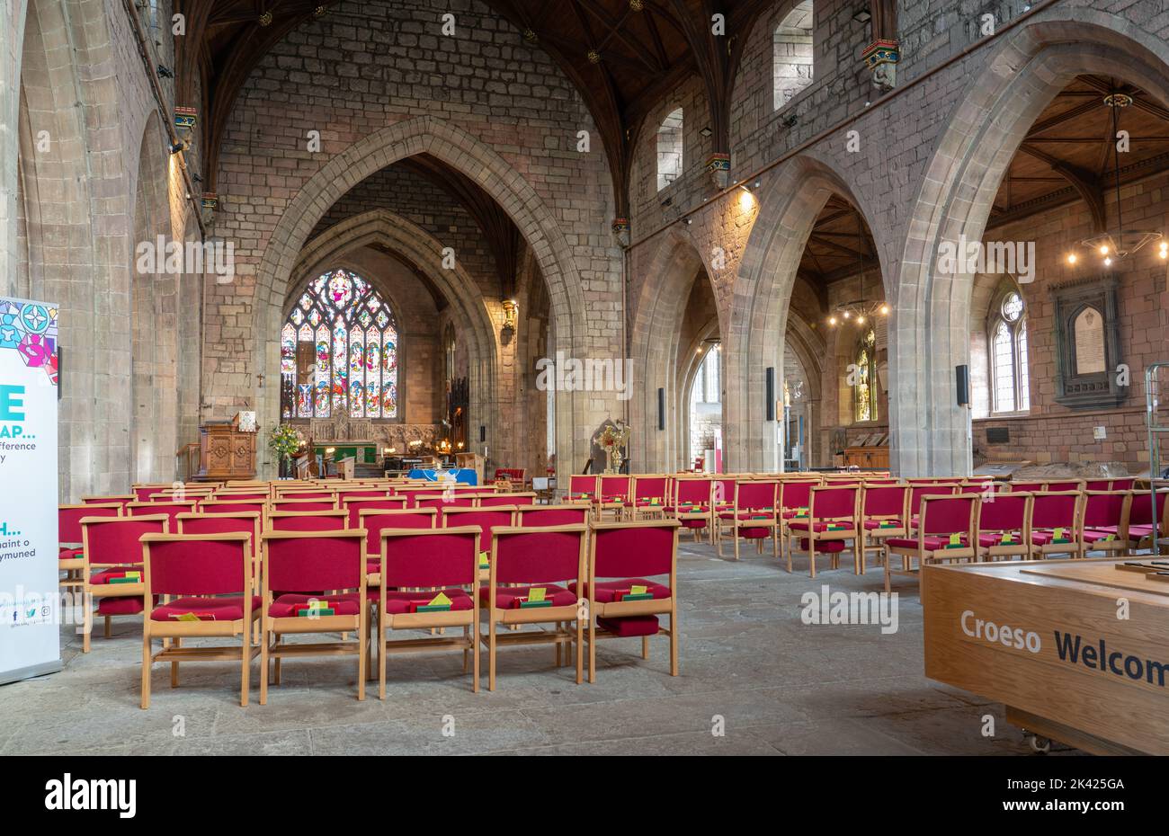St Asaph Cathedral, Nordwales. Das Gebäude stammt aus dem 13.. Jahrhundert. Aufnahme im Februar 2022. Stockfoto