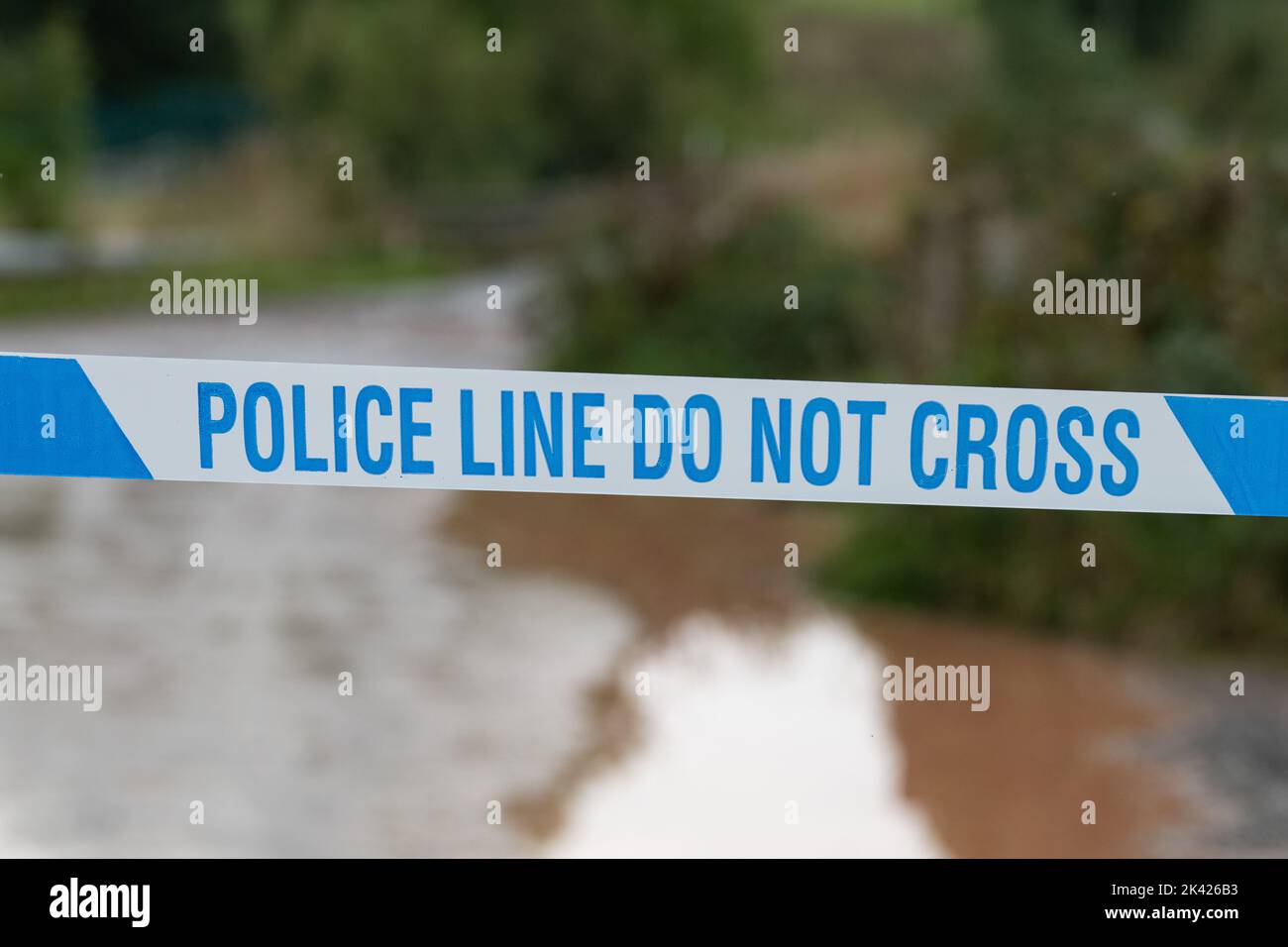 Police Line Überqueren Sie nicht die Landstraße - Schottland, Großbritannien Stockfoto