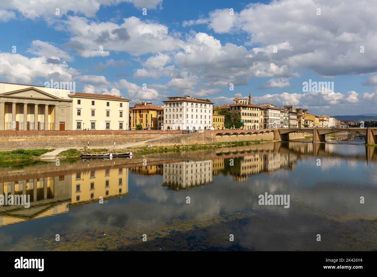 Schöne Spiegelung der historischen Häuser entlang des Arno Flusses in Florenz Stockfoto