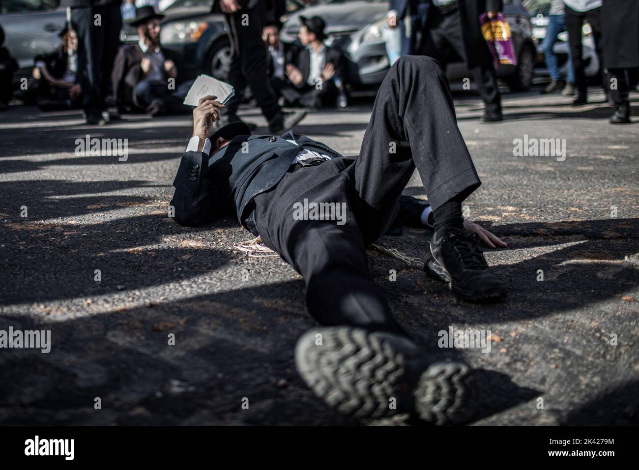 Jerusalem, Israel. 29. September 2022. Israelische ultra-orthodoxe Juden blockieren die Hauptstraße nach Jerusalem als Teil eines Protestes gegen den IDF-Entwurf. Quelle: Ilia Yefimovich/dpa/Alamy Live News Stockfoto