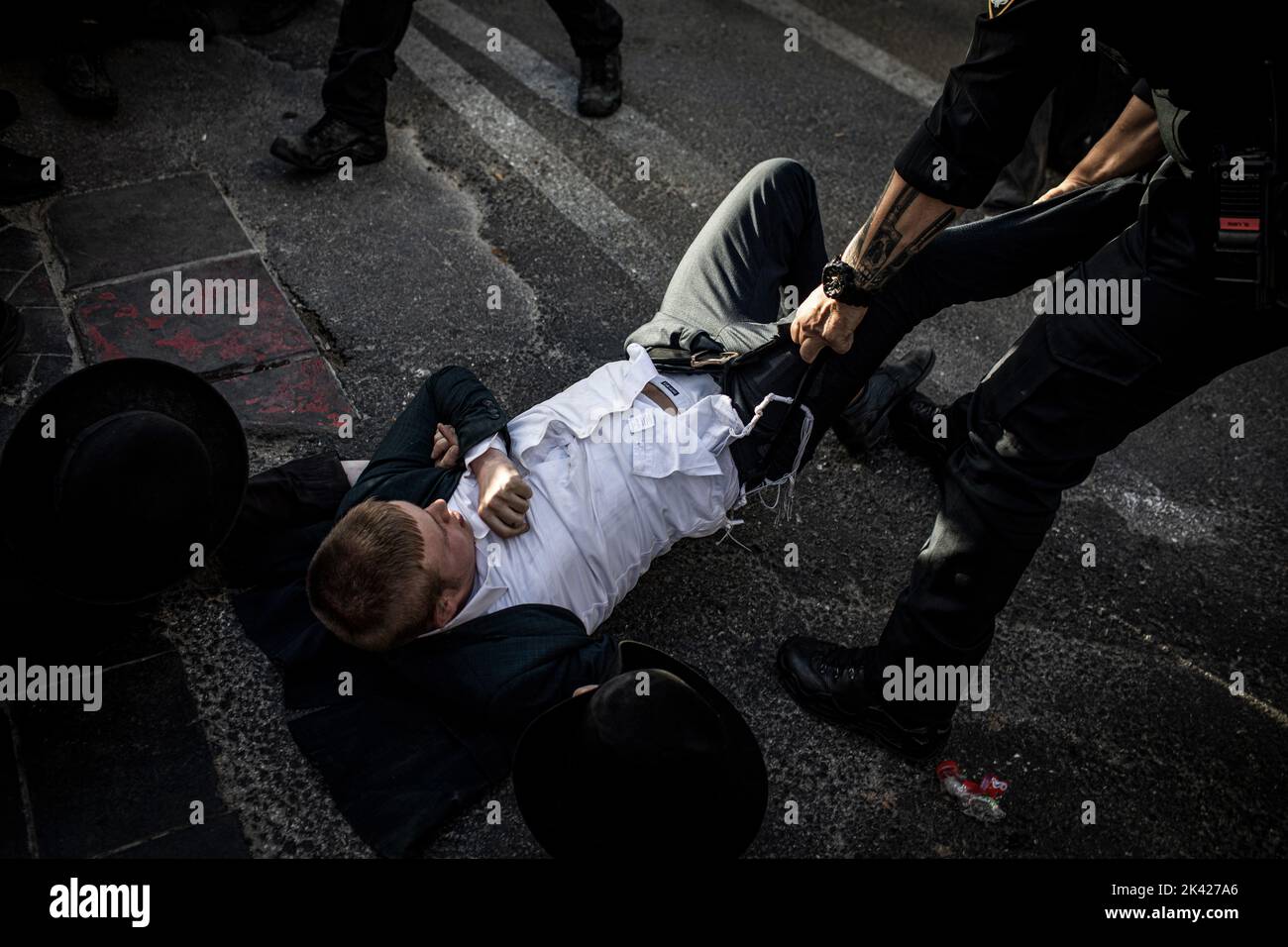 Jerusalem, Israel. 29. September 2022. Während einer Demonstration gegen den IDF-Entwurf zangeln sich Sicherheitskräfte mit israelischen Ultra-orthodoxen Juden. Quelle: Ilia Yefimovich/dpa/Alamy Live News Stockfoto