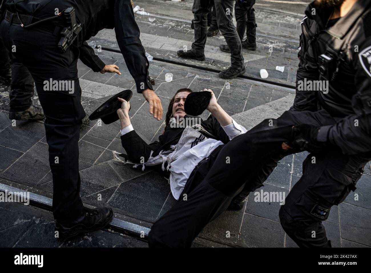 Jerusalem, Israel. 29. September 2022. Während einer Demonstration gegen den IDF-Entwurf zangeln sich Sicherheitskräfte mit israelischen Ultra-orthodoxen Juden. Quelle: Ilia Yefimovich/dpa/Alamy Live News Stockfoto