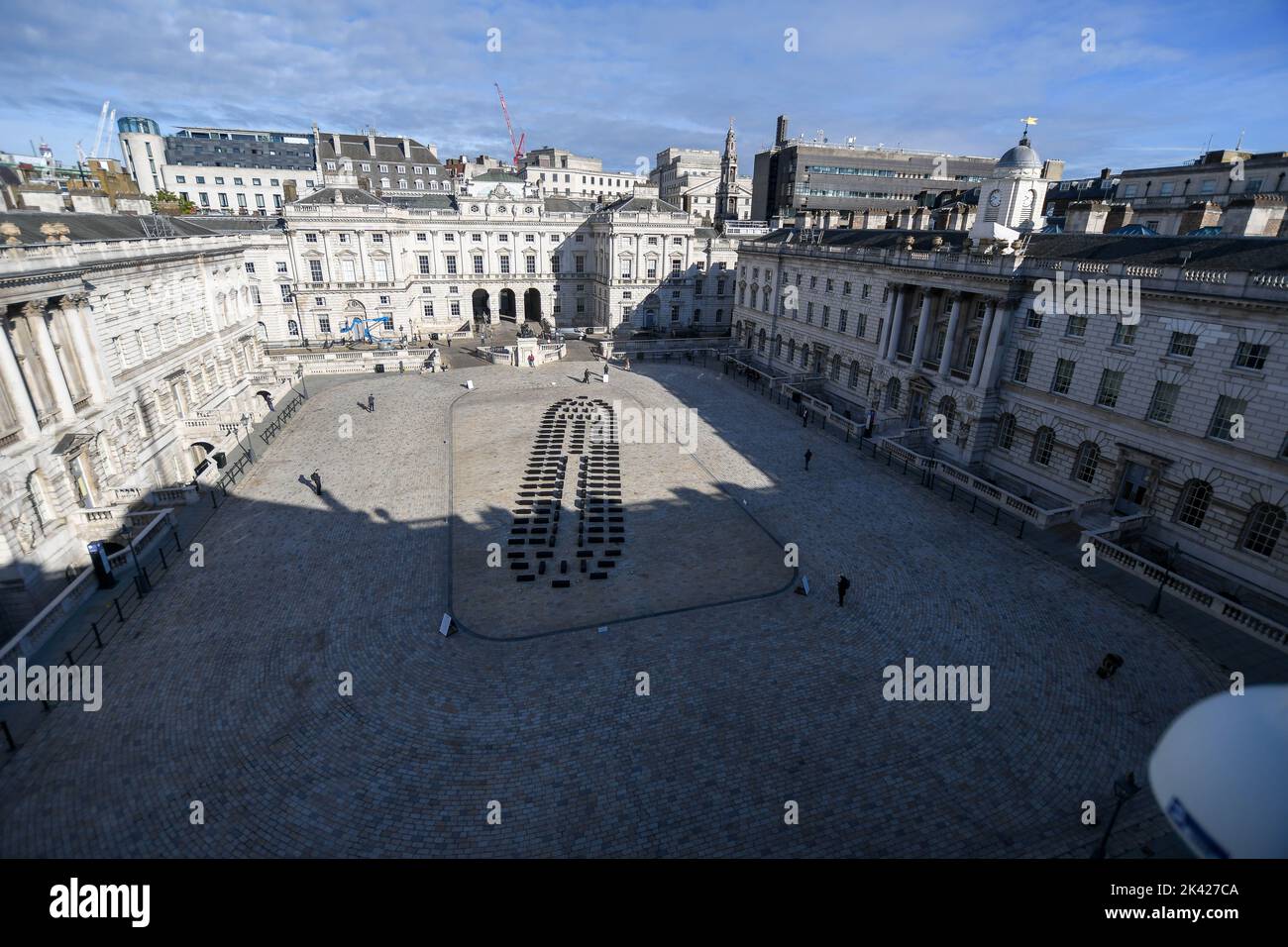 London, UK, 29/09/2022, O Barco/The Boat, eine großangelegte Installation der transdisziplinären Künstlerin Grada Kilomba, wird anlässlich des 10.-jährigen Bestehens der Contemporary African Art Fair 1-54 im Somerset House in London eröffnet. Die aus 140 Holzblöcken gefertigte 32 Meter lange Installation lenkt die Aufmerksamkeit auf die vergessenen Geschichten und Identitäten derjenigen, die während der europäischen maritimen Expansion und Kolonisierung gelitten haben. Stockfoto