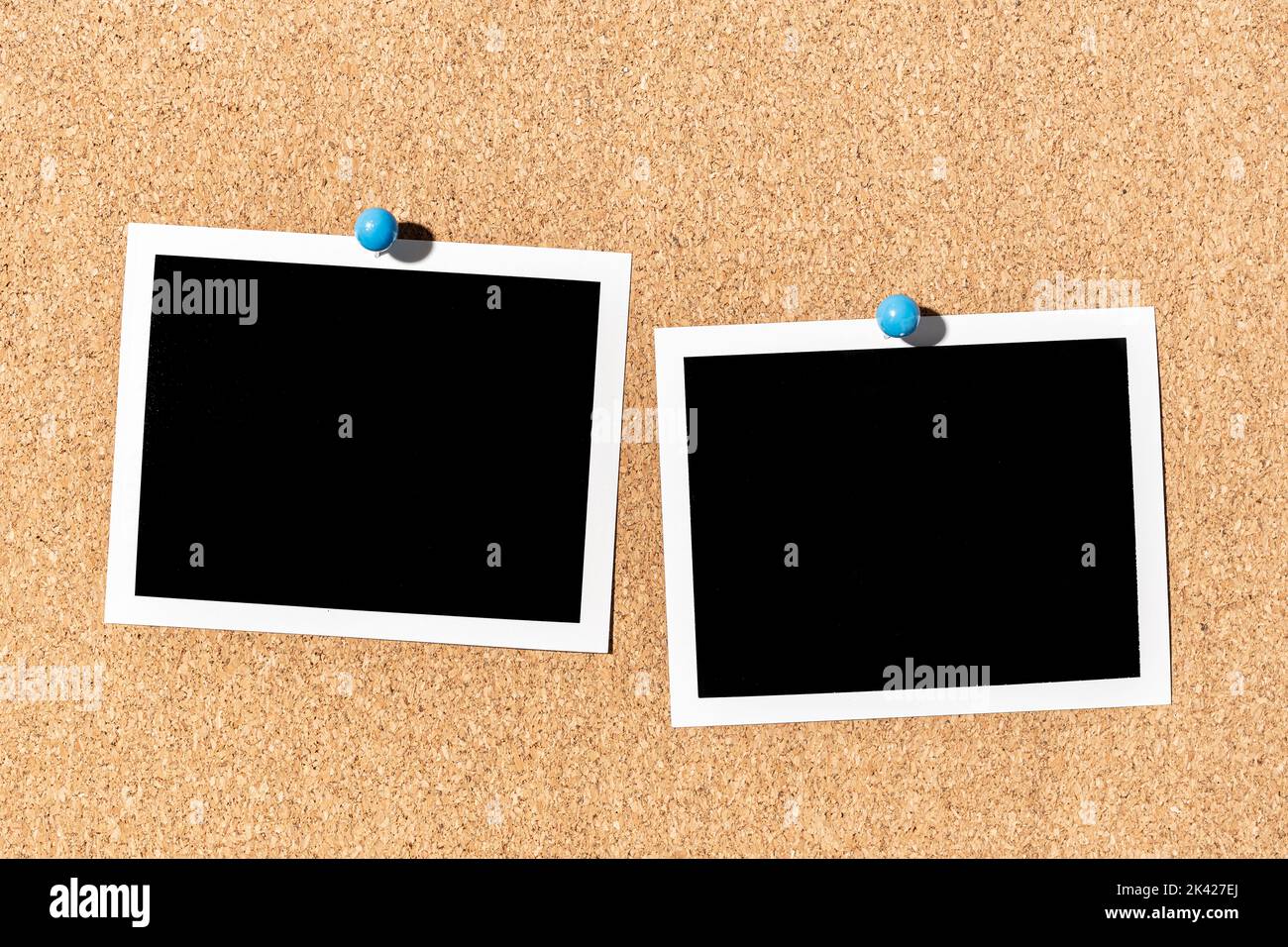 Zwei Blank Vintage Instant Bilderrahmen auf Korpboard fixiert. Vorlage Stockfoto