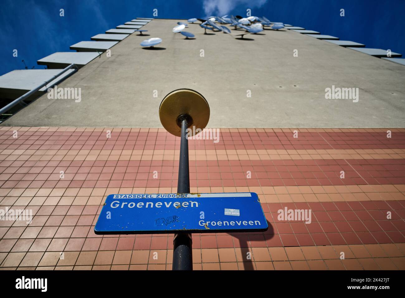 2022-09-29 13:40:08 AMSTERDAM - der verbleibende Teil der Groeneveen-Wohnung im Bijlmer. Am 4. Oktober wird es dreißig Jahre her sein, dass die Katastrophe von Bijlmer stattgefunden hat. Bei der Luftkatastrophe stürzte ein Frachtflugzeug der Fluggesellschaft El Al auf zwei Wohnungen in der Amsterdamer Bijlmer ab. 43 Menschen wurden getötet, darunter die Besatzung der Boeing 747. ANP PHIL NIJHUIS niederlande Out - belgien Out Stockfoto