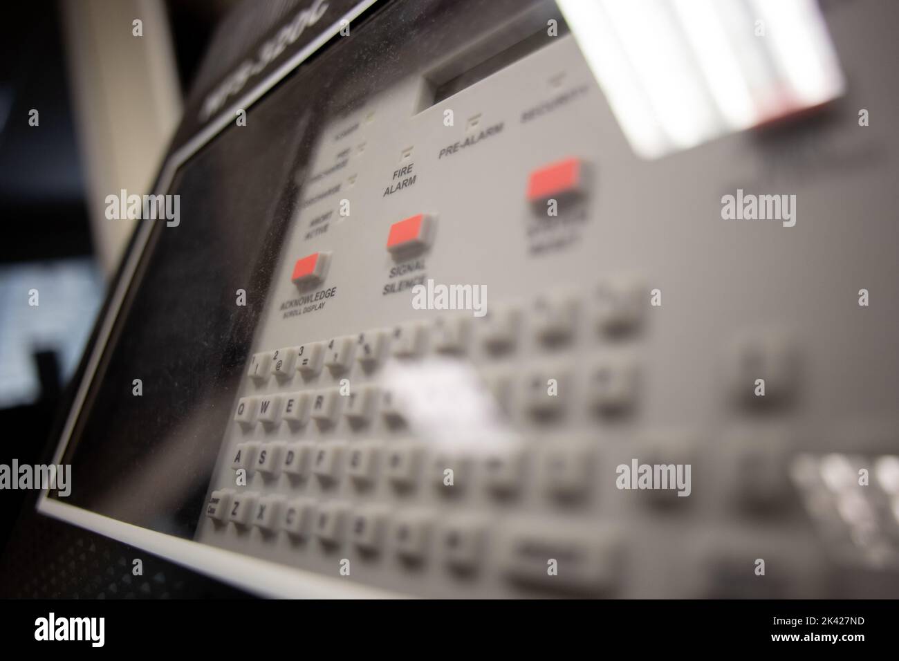 Feueralarm und Scheinsprinkleranlage, die an einer weißen Wand befestigt ist, die für Schulungen verwendet wird Stockfoto