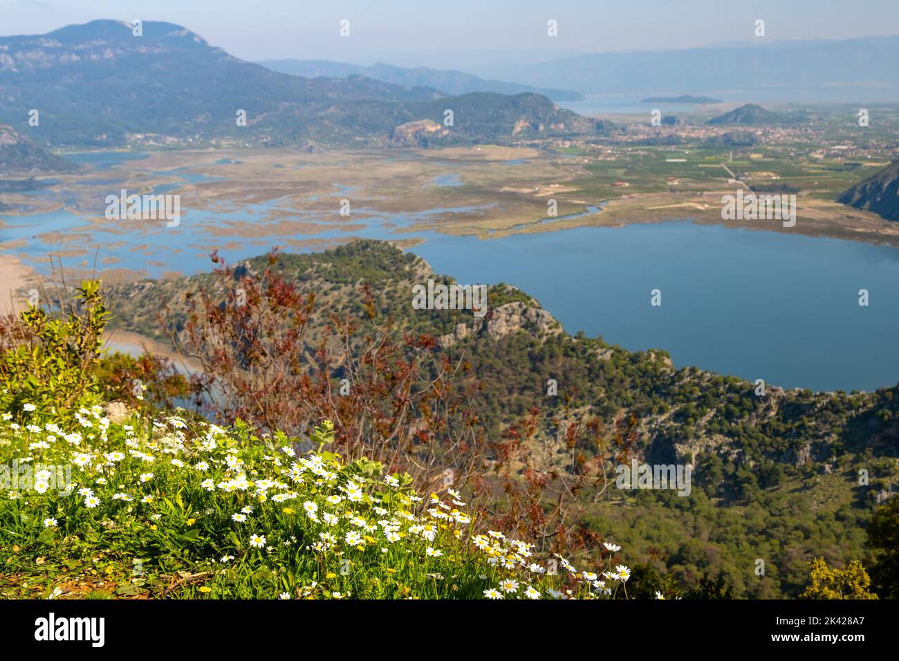 Istuzu Strand in der Nähe des türkischen Resorts Dalyan. Langer Sandstrand und Nistplatz für Schildkröten Stockfoto