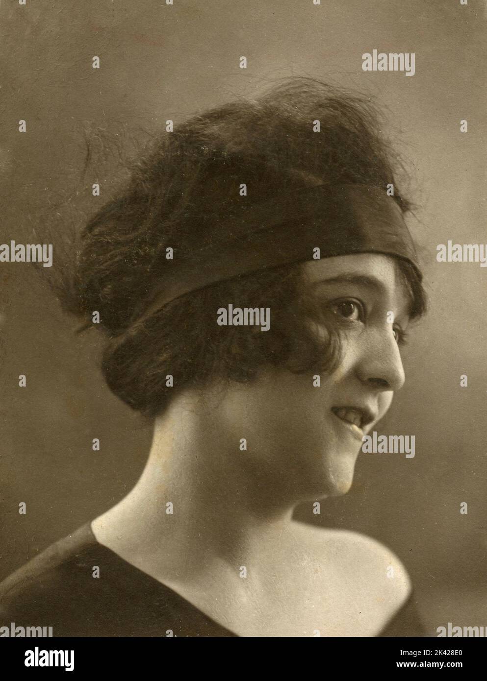 Porträt einer Frau mit Haarband, Italien 1910s Stockfoto