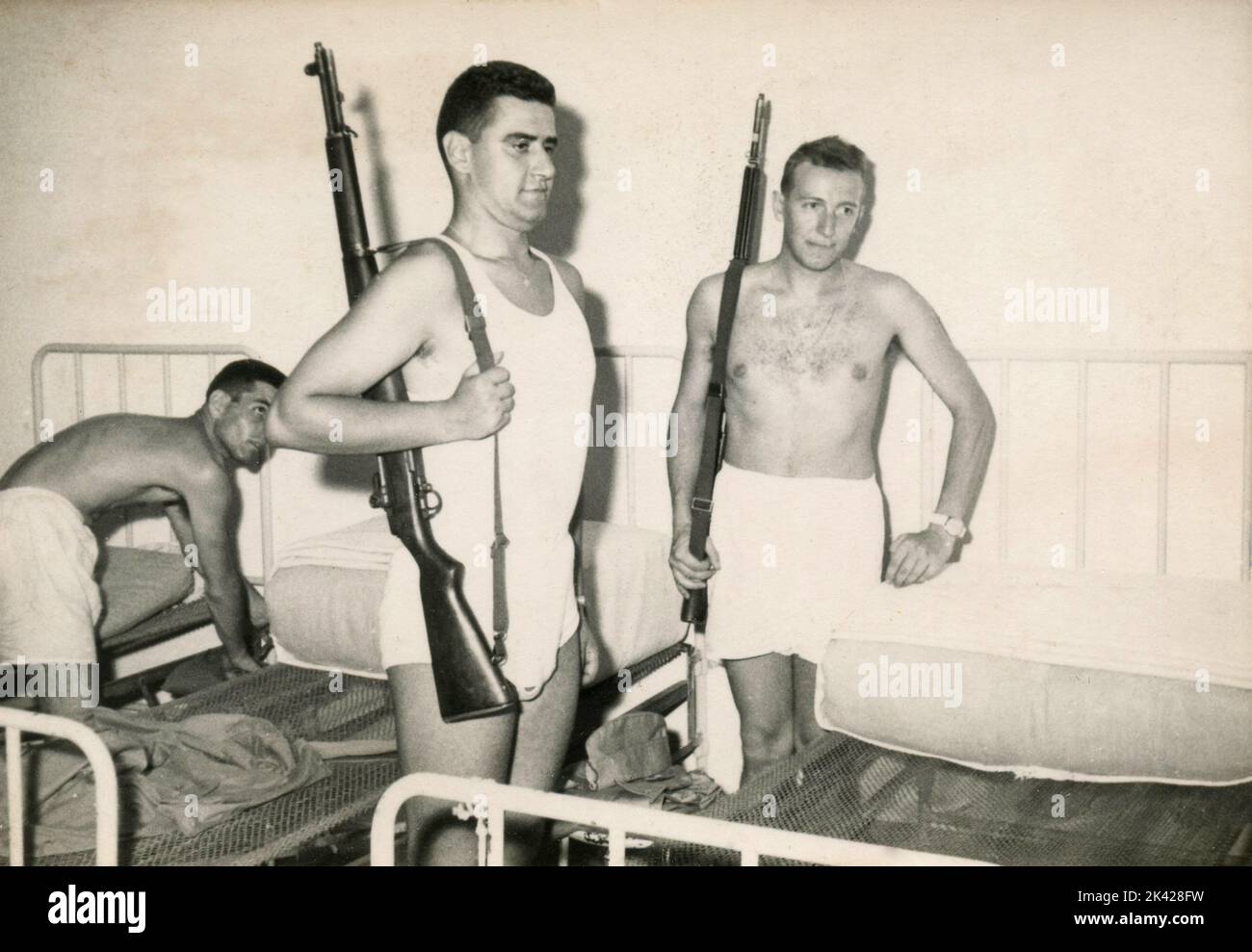 Neue Rekruten, die das "Würfelbett" im Barackenlager, Italien 1960s, bauen Stockfoto