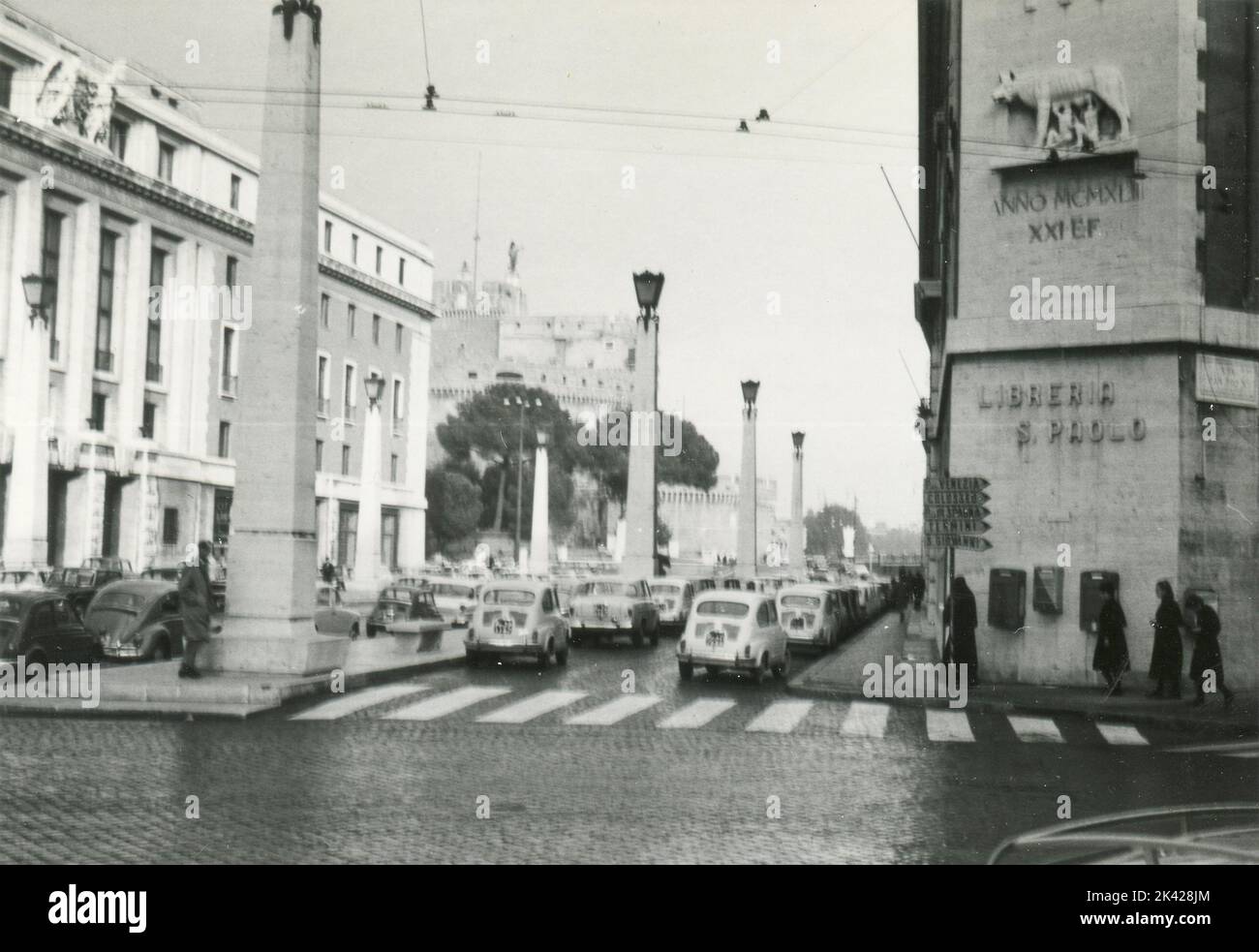 Geparkte Autos in Via della Conciliazione, Rom, Italien 1960s Stockfoto