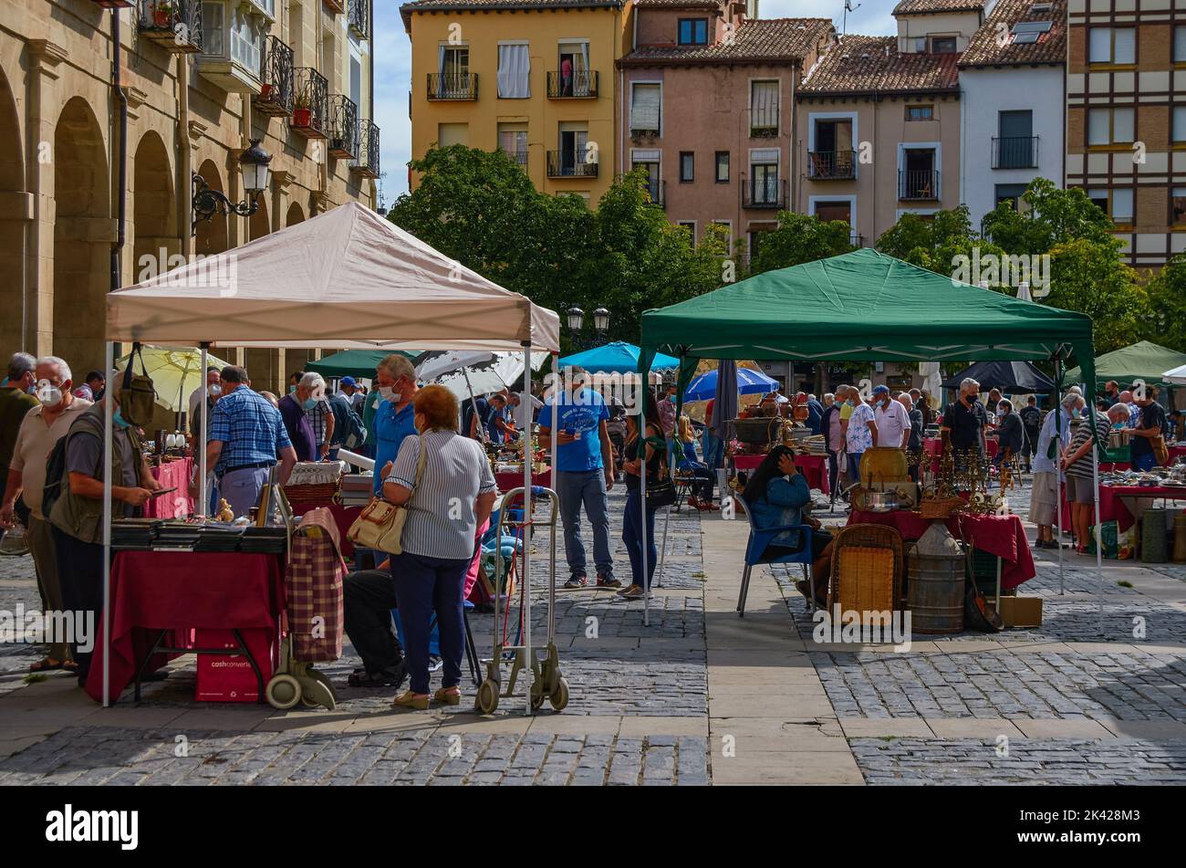 Überfüllter sonntagsflohmarkt in der hauptstadt von Logroño, Spanien Stockfoto